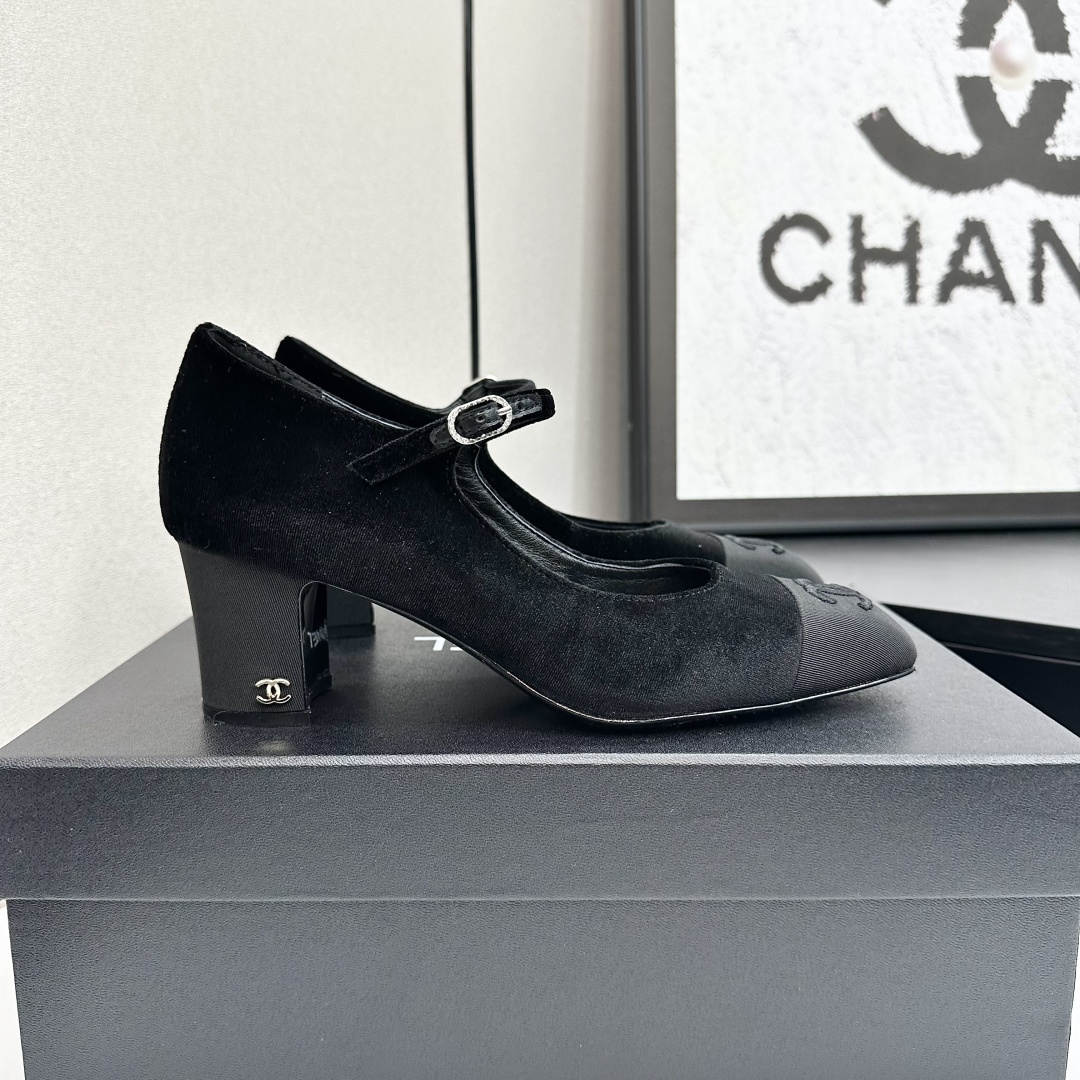 NO:173561,CHANE*｜Xiaoxiang 25C early spring new product French style is so beautiful!  This is what the elegant and romantic fairy should be! The minimalist color scheme is deeply rooted in people's hearts~ It fits well with skirts or casual clothes! The fabric is made of original custom sheepskin, the inner foot pads are all silk sheepskin imported Italian cowhide sole size35-39 (customized by 40/41), single shoes, chanel, skirts, cowhide, sheepskin19860909CHANE*｜小香25C早春新品 法式风情 真是美到心尖尖上啦！ 优雅又浪漫的仙女应该就是这样吧! 极简的配色深入人心~ 无论搭配裙装还是休闲着装都很契合哈! 面料采用原版定制羊皮 内里垫脚均为丝绸羊皮 意大利进口牛皮大底 size35-39（40/41定制）,单鞋,chanel,skirts,cowhide,sheepskin,Women's Shoes