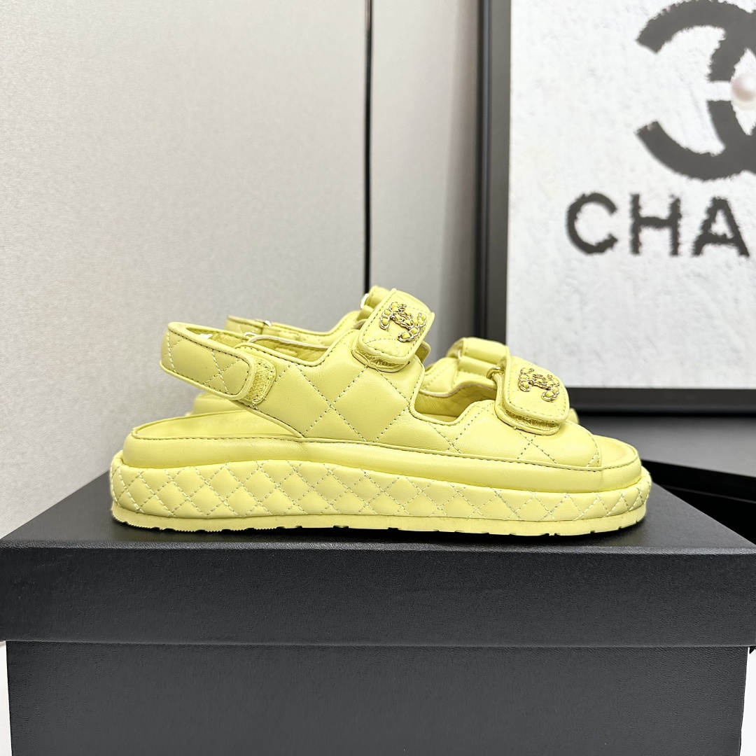 NO:173549,The latest fabrics for spring and summer 2025 - the counter mainly promotes Velcro beach sandals new color series ★★★★★ Many celebrities are here to watch, a versatile series that domestic and foreign bloggers are popular, a must-have for spring and summer wardrobe matching, the first choice for sandals. Upper imported super soft sheepskin inner lining: imported crystal sheepskin inner lining, original mold-open custom rubber sole Shoe size: 35-39 (40, 41, 42 customized, no return or exchange) Delivery luxury latest counter synchronous packaging, sandals, sandals, sheepskin198609092025春夏最新面料——专柜主推魔术贴沙滩凉鞋新色系列上新 ★★★★★ 众多明星网红上脚,国内外博主刷爆的一个百搭系列,春夏衣橱搭配必备 凉鞋首选. 鞋面进口超柔羊皮  内里: 进口水晶羊皮内里 大底原版开模定制橡胶底 鞋码: 35-39（40、41、42定做不退换） 配送豪华最新专柜同步包装,凉鞋,sandals,sheepskin,Women's Shoes