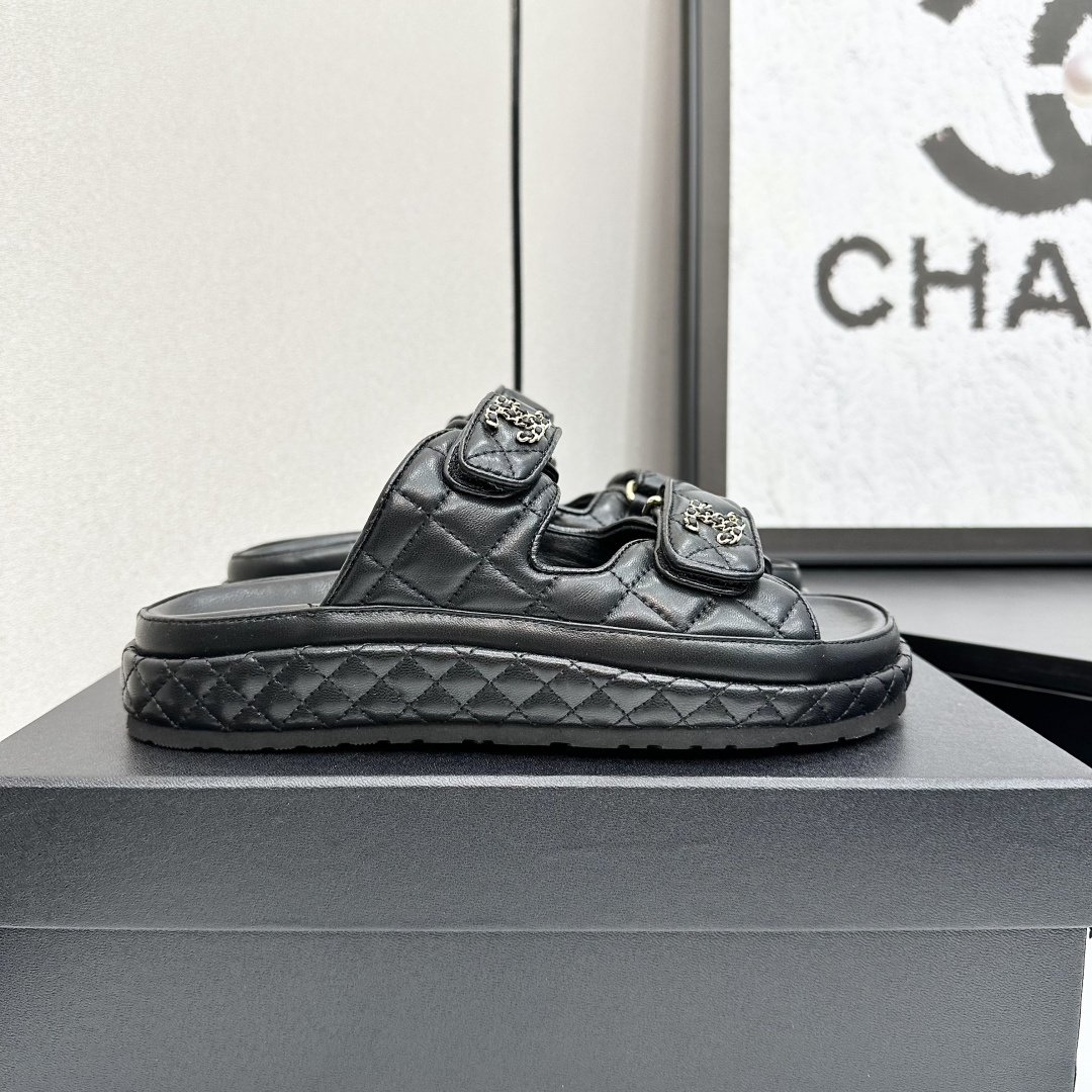 NO:173538,The latest fabrics for spring and summer 2025 - the counter mainly promotes Velcro beach sandals new color series ★★★★★ Many celebrities are here to watch, a versatile series that domestic and foreign bloggers are popular, a must-have for spring and summer wardrobe matching, the first choice for sandals. Upper imported super soft sheepskin inner lining: imported crystal sheepskin inner lining, original mold-open custom rubber sole Shoe size: 35-39 (40, 41, 42 customized, no return or exchange) Delivery luxury latest counter synchronous packaging, semi-torch, sandals, sheepskin198609092025春夏最新面料——专柜主推魔术贴沙滩凉鞋新色系列上新 ★★★★★ 众多明星网红上脚,国内外博主刷爆的一个百搭系列,春夏衣橱搭配必备 凉鞋首选. 鞋面进口超柔羊皮  内里: 进口水晶羊皮内里 大底原版开模定制橡胶底 鞋码: 35-39（40、41、42定做不退换） 配送豪华最新专柜同步包装,半拖,sandals,sheepskin,Women's Shoes