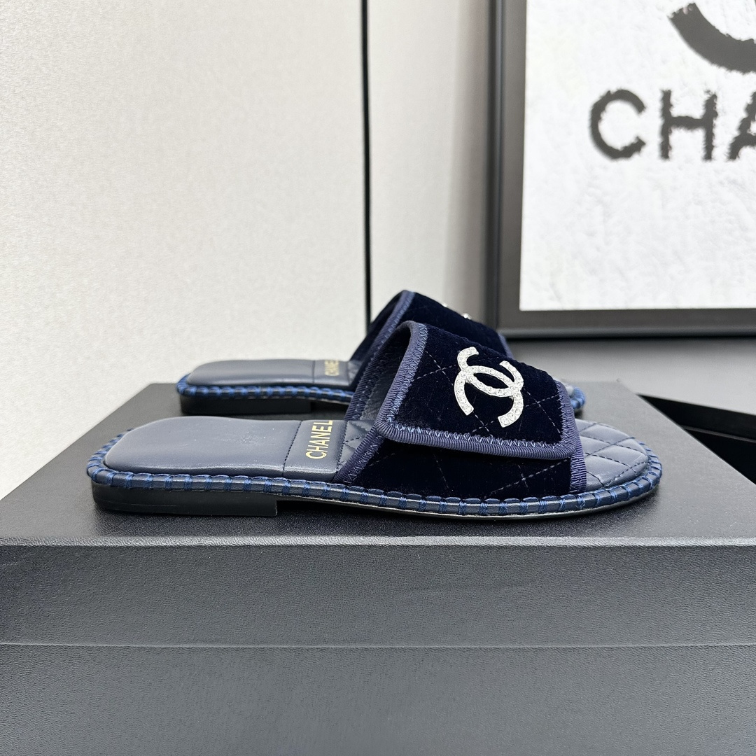NO:164180,Chanel 25K catwalk sandwich is simple yet sweet and playful!  The classic color combination of the toe is simple and easy to match, and it is more heeled with a strap. The upper imported velvet, inner sheepskin, genuine leather soles Size: 35-39 (ordered by 40/41), slippers, chanel, slippers, sheepskin, Leather soles19860909Chanel 25K走秀款凉拖 简约又不失甜美俏皮！ 鞋头经典拼色简约易搭,搭配一字带更加跟脚. 鞋面进口天鹅绒 内里羊皮 真皮大底 Size:35-39（40/41订）,拖鞋,chanel,slippers,sheepskin,Leather soles,Women's Shoes