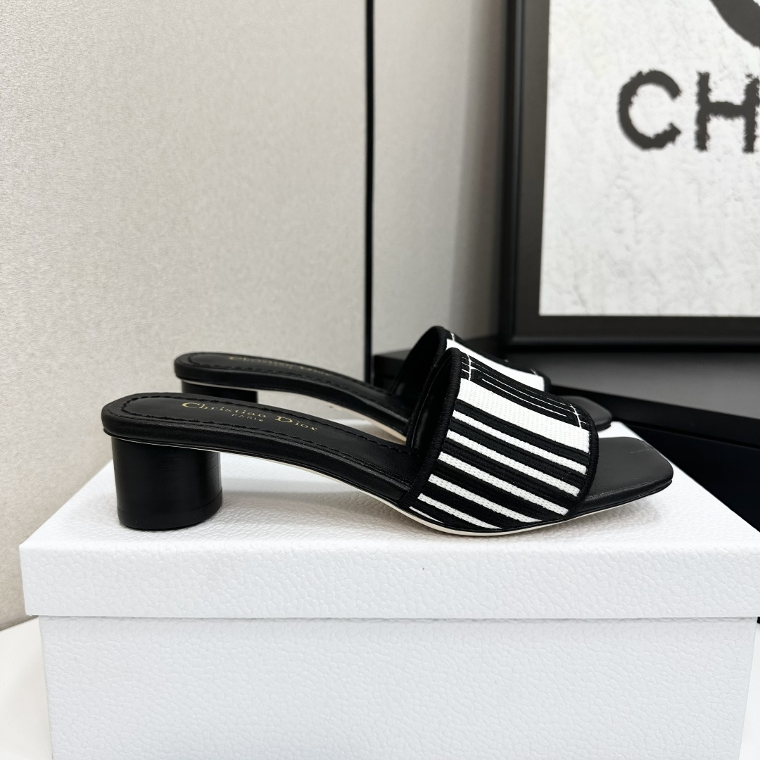 NO:164183,Miss Dior/Dior's classic Paris catwalk new product, one-slipper series, this Miss single shoe series is popular in Paris catwalk, elegant and fashionable. It is carefully crafted with patent leather, simple style, and the upper is decorated with a gold finish metal logo to enhance the style, elegant and atmospheric!  The stylish round toe and cylindrical heel complement each other, which can add elegant temperament to all styles. The upper is knitted embroidered, the inner foot pads are all sheepskin, imported from Italy, genuine leather outsole size: 35-40 (34/40/41/customized), slippers, dior, dior, slippers, sheepskin, Leather soles19860909Miss Dior/迪奥经典巴黎走秀款新品 一字拖鞋系列 这款Miss单鞋系列巴黎走秀爆款,优雅时尚.采用漆皮皮革精心制作,款式简约,鞋面饰以金色饰面金属logo提升格调,优雅大气！时尚的圆形鞋头与圆柱形鞋跟相得益彰,可为各式造型增添高雅气质. 鞋面采用针织刺绣 内里垫脚均为羊皮 意大利进口真皮大底 码数:35-40（34/40/41/定制）,拖鞋,dior,dior,slippers,sheepskin,Leather soles,Women's Shoes