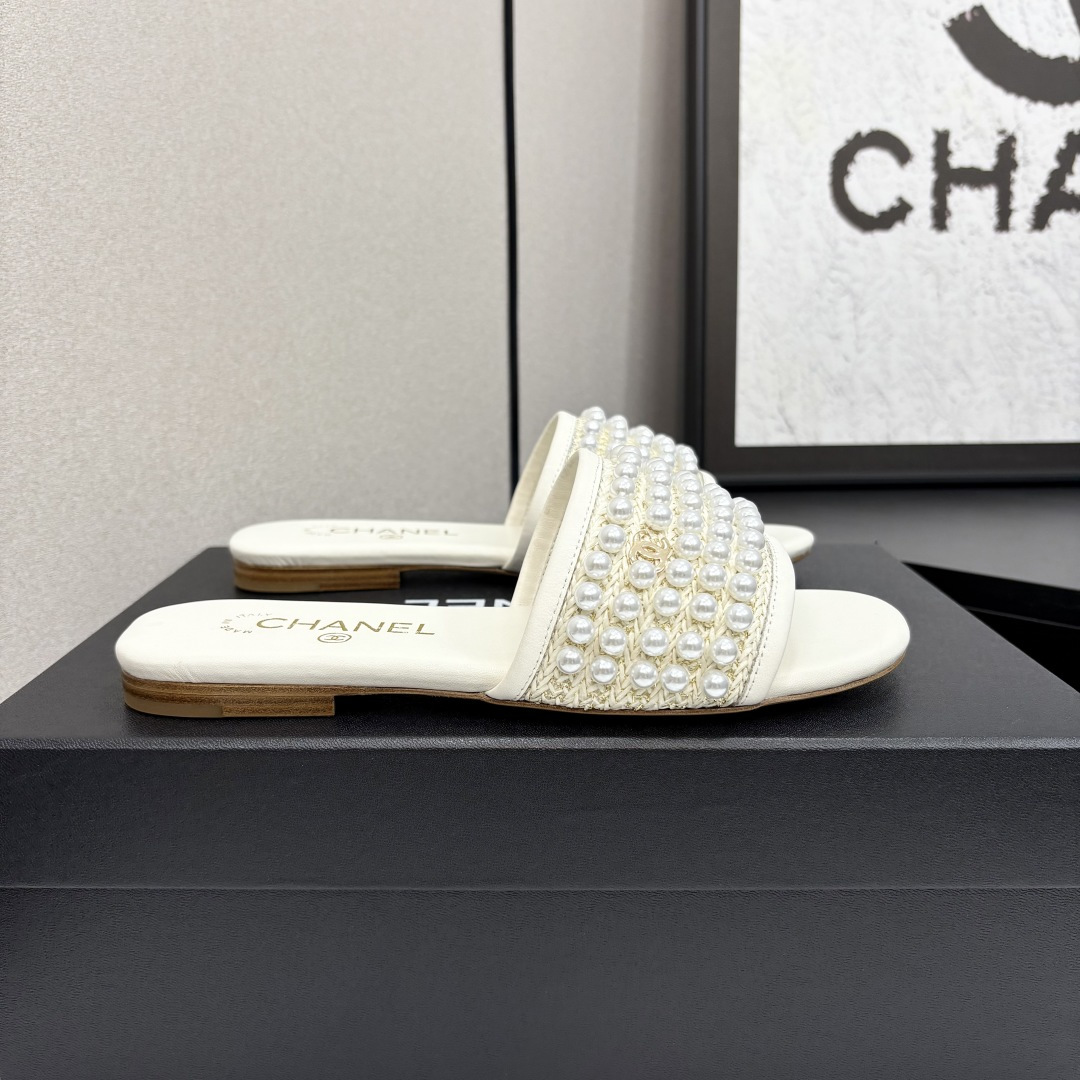 NO:165339,2025 Xiaoxiang must-have items for this season in autumn and winter!  !  Chanel's autumn and winter heavy industry hot product, Xiaohongshu is highly recommended, it looks good no matter how you match it, and it is a must-have for fashionable things. Chanel's women love simple but irresistible combinations show unique styles of dressing, free mixing and matching, and keep up with the fashionable pace of Grandma Shixiang!  !  !  Exquisite details enlarge the original mold opening hardware buckle. Top version purchasing level is created ★The upper is made of original custom sheepskin silk and satin) sheepskin inner lining, sheepskin footbed, genuine leather sole, size 35-39 (customized for 40 and 41, slippers, chanel, slippers, sheepskin, silk fabric198609092025小香 本季秋冬季必备单品！！ 香奈儿秋冬重工爆款 小红书力推款,怎么搭配都好看,时髦精必备,香奈儿女士钟爱简约又难以抗拒系搭配展现与众不同的穿搭风格、自由混搭闪耀到位跟紧香奶奶时尚步伐！！！精致细节放大看原版开模五金扣 顶级版本代购级别打造★鞋面采用原版定制羊皮绸缎）羊皮内里,羊皮垫脚,真皮底,码数35-39（40、41定做,拖鞋,chanel,slippers,sheepskin,silk fabric,Women's Shoes