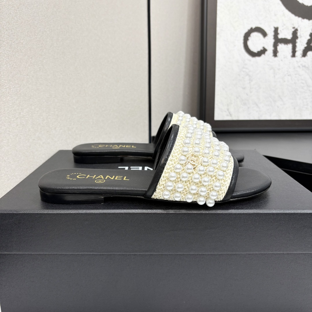 NO:165340,2025 Xiaoxiang must-have items for this season in autumn and winter!  !  Chanel's autumn and winter heavy industry hot product, Xiaohongshu is highly recommended, it looks good no matter how you match it, and it is a must-have for fashionable things. Chanel's women love simple but irresistible combinations show unique styles of dressing, free mixing and matching, and keep up with the fashionable pace of Grandma Shixiang!  !  !  Exquisite details enlarge the original mold opening hardware buckle. Top version purchasing level is created ★The upper is made of original custom cowhide (silk) sheepskin inner lining, sheepskin footbed, genuine leather sole, size 35-39 (40, 41 custom made, slippers, chanel, slippers, cowhide, sheepskin, silk fabric198609092025小香 本季秋冬季必备单品！！ 香奈儿秋冬重工爆款 小红书力推款,怎么搭配都好看,时髦精必备,香奈儿女士钟爱简约又难以抗拒系搭配展现与众不同的穿搭风格、自由混搭闪耀到位跟紧香奶奶时尚步伐！！！精致细节放大看原版开模五金扣 顶级版本代购级别打造★鞋面采用原版定制牛皮（绸缎）羊皮内里,羊皮垫脚,真皮底,码数35-39（40、41定做,拖鞋,chanel,slippers,cowhide,sheepskin,silk fabric,Women's Shoes