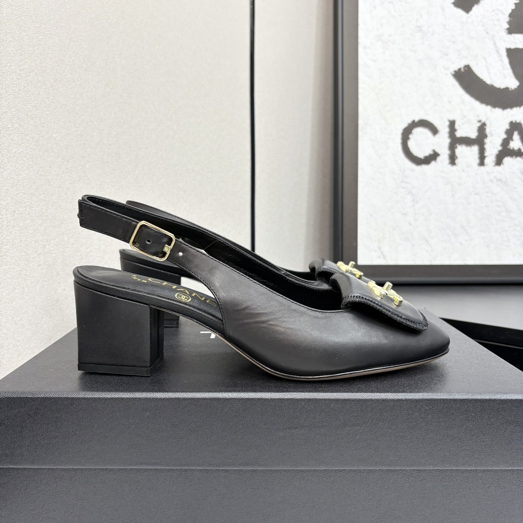 NO:165564,CHANE*｜Xiaoxiang 25C early spring new product French style is so beautiful!  This is what the elegant and romantic fairy should be! The minimalist color scheme is deeply rooted in people's hearts~ It fits well with skirts or casual clothes! The fabric is made of original custom sheepskin, the inner foot pads are all silk sheepskin imported Italian cowhide sole size35-39 (customized by 40/41), sandals, chanel, sandals, skirts, cowhide, sheepskin19860909CHANE*｜小香25C早春新品 法式风情 真是美到心尖尖上啦！ 优雅又浪漫的仙女应该就是这样吧! 极简的配色深入人心~ 无论搭配裙装还是休闲着装都很契合哈! 面料采用原版定制羊皮 内里垫脚均为丝绸羊皮 意大利进口牛皮大底 size35-39（40/41定制）,凉鞋,chanel,sandals,skirts,cowhide,sheepskin,Women's Shoes