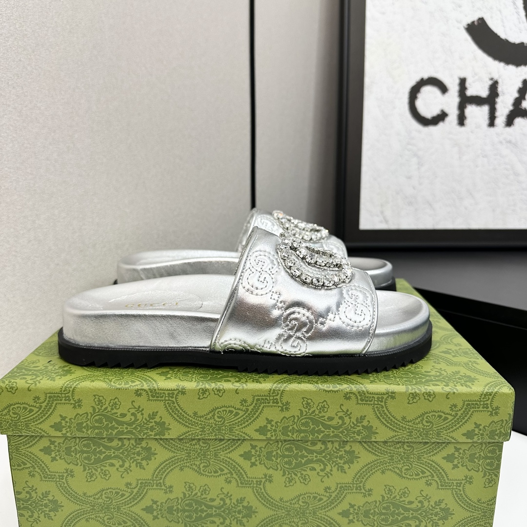 NO:165346,GuCC high-end quality S S early spring high-heeled platform sandals Horse-bit fish mouth open-toe new high heels original quality! Every detail has been carefully crafted, which can be matched with ZG, with the same quality!  Original custom imported patent leather for fabrics, hardware, molded horse buckles for large manufacturers in Dongguan, inner lining/foot pads, high-end custom sheepskin lining, large bottom rubber bottom, size 35-41 (40 41 customized, no return or exchange) Full set of high-end original board packaging!  GucCi logo horse-bit buckle styling accessories inject a modern and new charm into a series of women's shoes. On this high-heeled platform sandal, the accessories are made of patent leather, making the entire design more plump and fashionable. Women's Italian creation. Green full set of high-end original packaging, slippers, gucci, sandals, high heels, slippers, sheepskin19860909GuCC高端精品 S S早春高跟防水台凉鞋 马衔扣鱼嘴露趾新款高跟鞋原汁原味原单品质!每个细节皆经过精心细致打造,可与ZG对比如一,无二品质！ 面料原版定制进口漆皮 五金东莞大厂开模马衔扣 内里／垫脚高端定制羊皮里 大底橡胶底 尺码35-41（40 41 定做,不退换） 全套原板高端包装！ GucCi 标志马衔扣造型配件为一系列女士鞋款注入摩登新韵.在这款高跟防水台凉鞋上,配饰以漆皮匠心打造,令整个设计愈发丰满时尚 女款意大利创作 绿色全套高档原包装,拖鞋,gucci,sandals,high heels,slippers,sheepskin,Women's Shoes