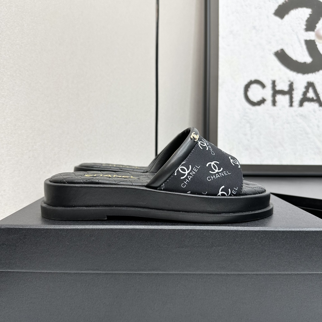 NO:165344,* 25 The most popular sandals in early autumn. The counter is snatched up. Photos from major social platforms are popular. This episode of the show is definitely too handsome. It is definitely the hottest style of this season. The counter fairies are really too aware of the goods. They don’t stick to their feet and will not scratch their feet. The texture is very soft and comfortable. Classic black and white combination, super versatile. 1 fabric: the counter original woven material sheepskin 2 inner lining: environmentally friendly mixed-bred sheepskin 3 soles: rubber 5 size 35-40 (40 41 custom made), slippers, slippers, sheepskin19860909* 25早秋最爆凉拖鞋 专柜简直疯抢了,各大社交平台热门晒图,这期的走秀款绝对太帅了,绝对是这一季最热门的款式,专柜仙女们真的太识货了,不卡脚也不会磨脚,质感上脚是非常柔软舒服的.经典的黑白配,超级百搭. 1面料:专柜原版编织材料羊皮 2内里:环保混种羊皮 3大底:橡胶 5码数35-40（40 41定做）,拖鞋,slippers,sheepskin,Women's Shoes