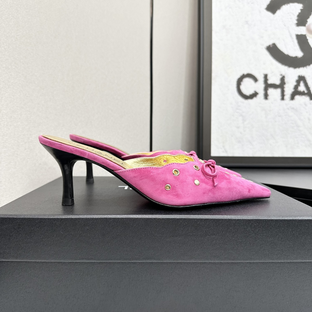 NO:165567,* 25P's most popular slippers. The counter is snatched up. Popular photos on major social platforms. This episode's catwalk style is definitely too handsome. It is definitely the hottest style of this season. The counter fairies are really too aware of the goods. They don't get stuck or scratch their feet. The texture is very soft and comfortable. Classic black and white combination, super versatile. 1 fabric: Yangjing 2 Living: Environmentally friendly mixed-bred sheepskin 3 soles: genuine leather soles 4 sizes 35-39 - 34 40 41 Customized, semi-torque, slippers, sheepskin, sheep, Leather soles19860909* 25P最爆拖鞋 专柜简直疯抢了,各大社交平台热门晒图,这期的走秀款绝对太帅了,绝对是这一季最热门的款式,专柜仙女们真的太识货了,不卡脚也不会磨脚,质感上脚是非常柔软舒服的.经典的黑白配,超级百搭. 1面料:羊京 2内里:环保混种羊皮 3大底:真皮大底 4码数35-39 - 34 40 41 定做,半拖,slippers,sheepskin,sheep,Leather soles,Women's Shoes