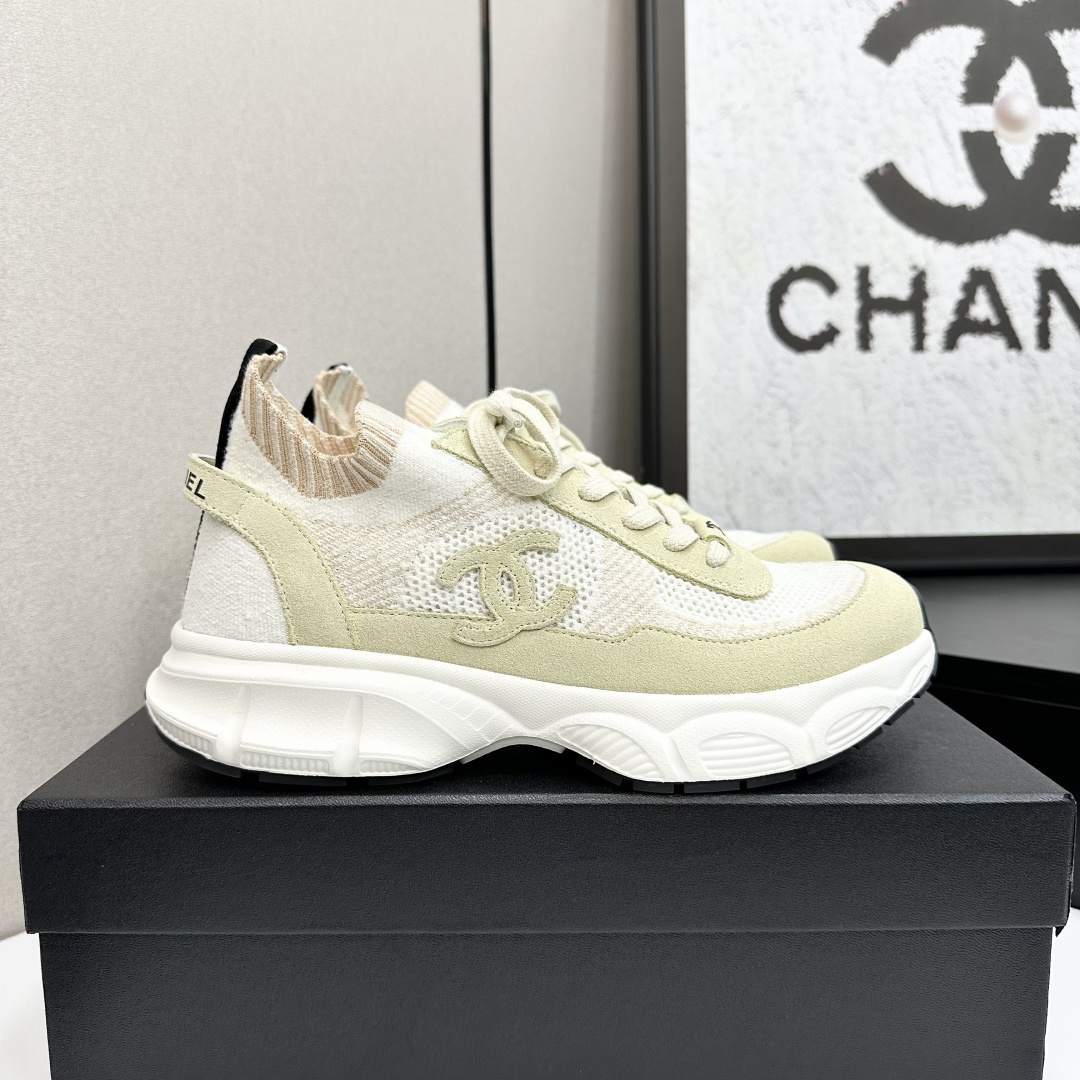 NO:165468,Chanel Chanel dad shoes, men and women couples - 2025 counter top casual sneakers This classic design; the upper has a variety of craftsmanship and electric embroidery styles; the sole is fashionable and sporty; it is an extraordinary variety of color matching elements... The diversified mix and match is very beautiful and versatile, casual, fashionable, sports, and outdoors can be taken into consideration... Go material The upper is made of original imported knitted inner using original Yangli   net outsole based on original TPU combination sole. The counter is boutique packaging for women 35–41 40 41 customized, dad shoes, chanel, chanel, sneakers19860909Chanel香奈儿老爹鞋,男女情侣款——2025专柜顶级休闲款运动鞋 这款经典设计；鞋面多种工艺电绣的风格；大底却时尚运动；不平凡的拥入了多种配色元素…… 多元化混搭非常好看百搭,休闲,时尚,运动,户外都能兼顾…… Go 材料 鞋面采用 原版进口针织 内里采用 原版羊里 网 大底根据 原版TPU组合大底 专柜精品包装全套女35–41 40 41定做,老爹鞋,chanel,chanel,sneakers,Women's Shoes