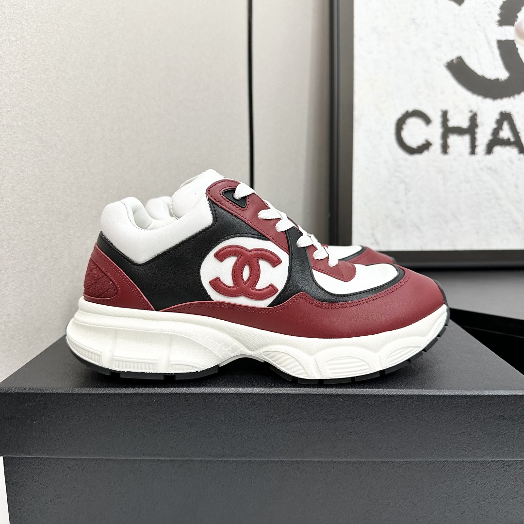 NO:165471,Chanel Chanel dad shoes, men and women couples - 2025 counter top casual sneakers This classic design; the upper has a variety of craftsmanship and electric embroidery styles; the sole is fashionable and sporty; it is an extraordinary variety of color matching elements... The diversified mix and match is very beautiful and versatile, casual, fashionable, sports, and outdoors can be taken into consideration... Go material The upper is made of original imported silk cowhide   original tarp   original head cowhide The inner is made of original sheepli   net Outsole based on original TPU combination sole The counter is made of high-quality packaging for women 35–41 40 41 custom-made, dad shoes, chanel, chanel, sneakers, cowhide19860909Chanel香奈儿老爹鞋,男女情侣款——2025专柜顶级休闲款运动鞋 这款经典设计；鞋面多种工艺电绣的风格；大底却时尚运动；不平凡的拥入了多种配色元素…… 多元化混搭非常好看百搭,休闲,时尚,运动,户外都能兼顾…… Go 材料 鞋面采用 原版进口头层丝绸牛皮 原版防水布 原版头层牛皮 内里采用 原版羊里 网 大底根据 原版TPU组合大底 专柜精品包装全套女35–41 40 41定做,老爹鞋,chanel,chanel,sneakers,cowhide,Women's Shoes