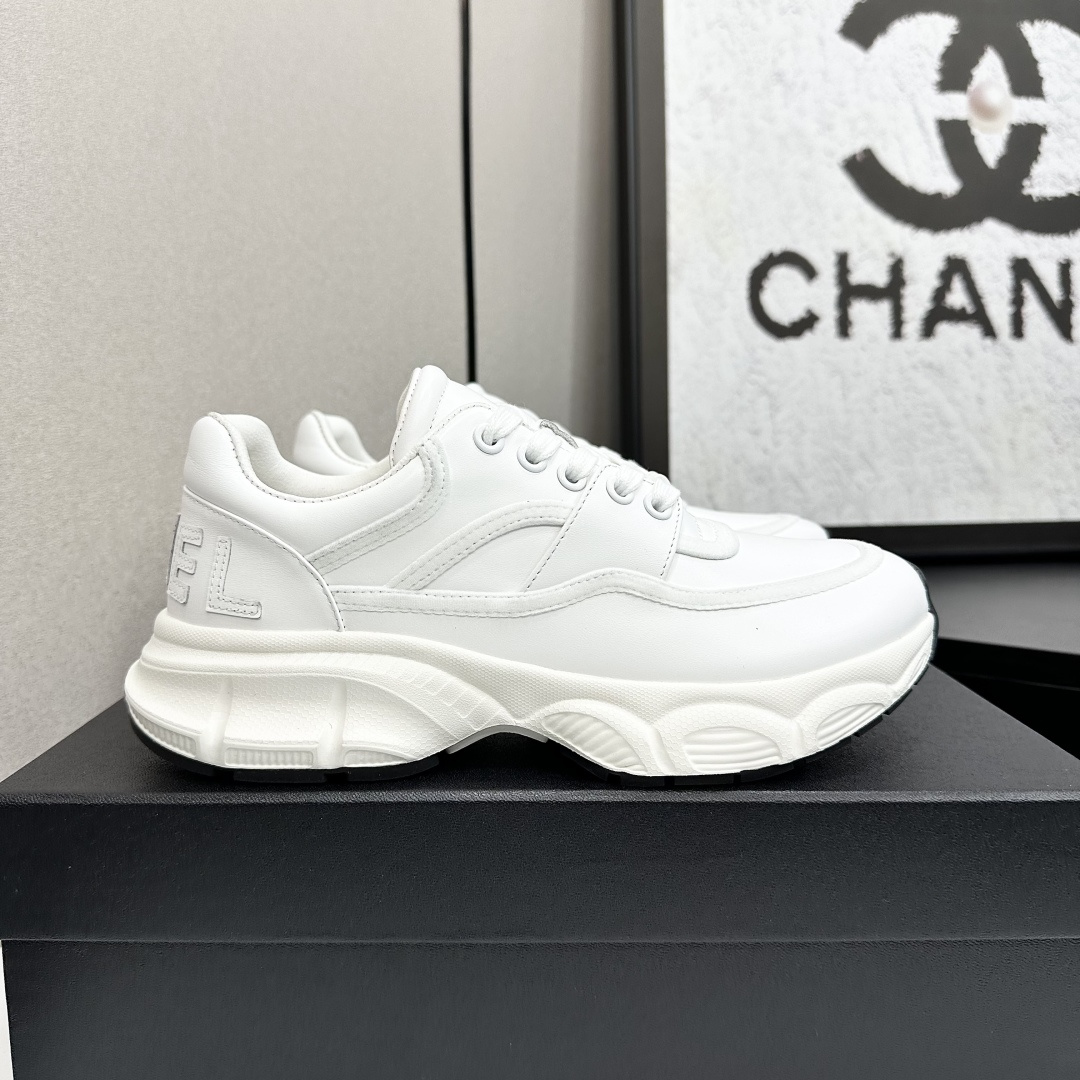 NO:165580,Chanel Chanel dad shoes 2025 counter top casual sneakers This classic design; the upper has a variety of craftsmanship and electric embroidery styles; the sole is fashionable and sporty; it is an extraordinary variety of color matching elements... The diversified mix and match is very beautiful and versatile, casual, fashionable, sports, and outdoors can be taken into consideration... Go material The upper is made of original imported silk cowhide   original tarp   original head cowhide The inner part is made of original sheepli   net Outsole based on original TPU combination sole The counter is made of high-quality packaging for women 35–41 40 41 custom-made, casual shoes/sports shoes, chanel, chanel, sneakers, cowhide19860909Chanel香奈儿老爹鞋 2025专柜顶级休闲款运动鞋 这款经典设计；鞋面多种工艺电绣的风格；大底却时尚运动；不平凡的拥入了多种配色元素…… 多元化混搭非常好看百搭,休闲,时尚,运动,户外都能兼顾…… Go 材料 鞋面采用 原版进口头层丝绸牛皮 原版防水布 原版头层牛皮 内里采用 原版羊里 网 大底根据 原版TPU组合大底 专柜精品包装全套女35–41 40 41定做,休闲鞋/运动鞋,chanel,chanel,sneakers,cowhide,Women's Shoes