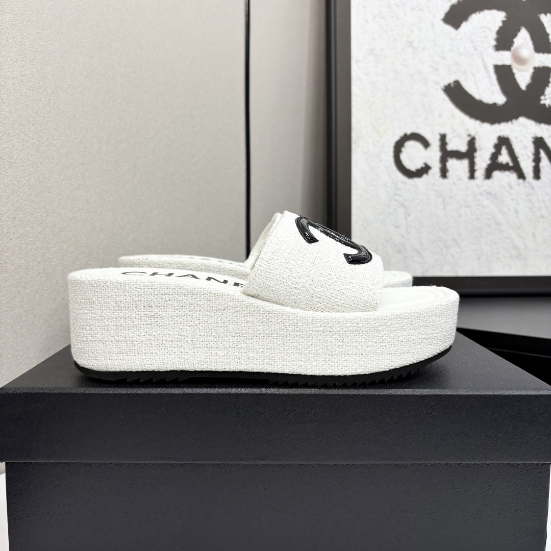 NO:165577,2025★★★★★★ Many celebrities are here to watch, a versatile series that domestic and foreign bloggers are popular. A must-have for spring and summer wardrobe matching. Sandals are the first choice. Upper imported super soft silk) Inner: Imported crystal sheepskin inner lining, original mold-open custom rubber sole Shoe size: 35-39 (40, 41, customized without return) Delivery luxury latest counter synchronous packaging, slippers, sandals, slippers, sheepskin, silk fabric198609092025★★★★★ 众多明星网红上脚,国内外博主刷爆的一个百搭系列,春夏衣橱搭配必备 凉鞋首选. 鞋面进口超柔绸缎）  内里: 进口水晶羊皮内里 大底原版开模定制橡胶底 鞋码: 35-39（40、41、定做不退换） 配送豪华最新专柜同步包装,拖鞋,sandals,slippers,sheepskin,silk fabric,Women's Shoes