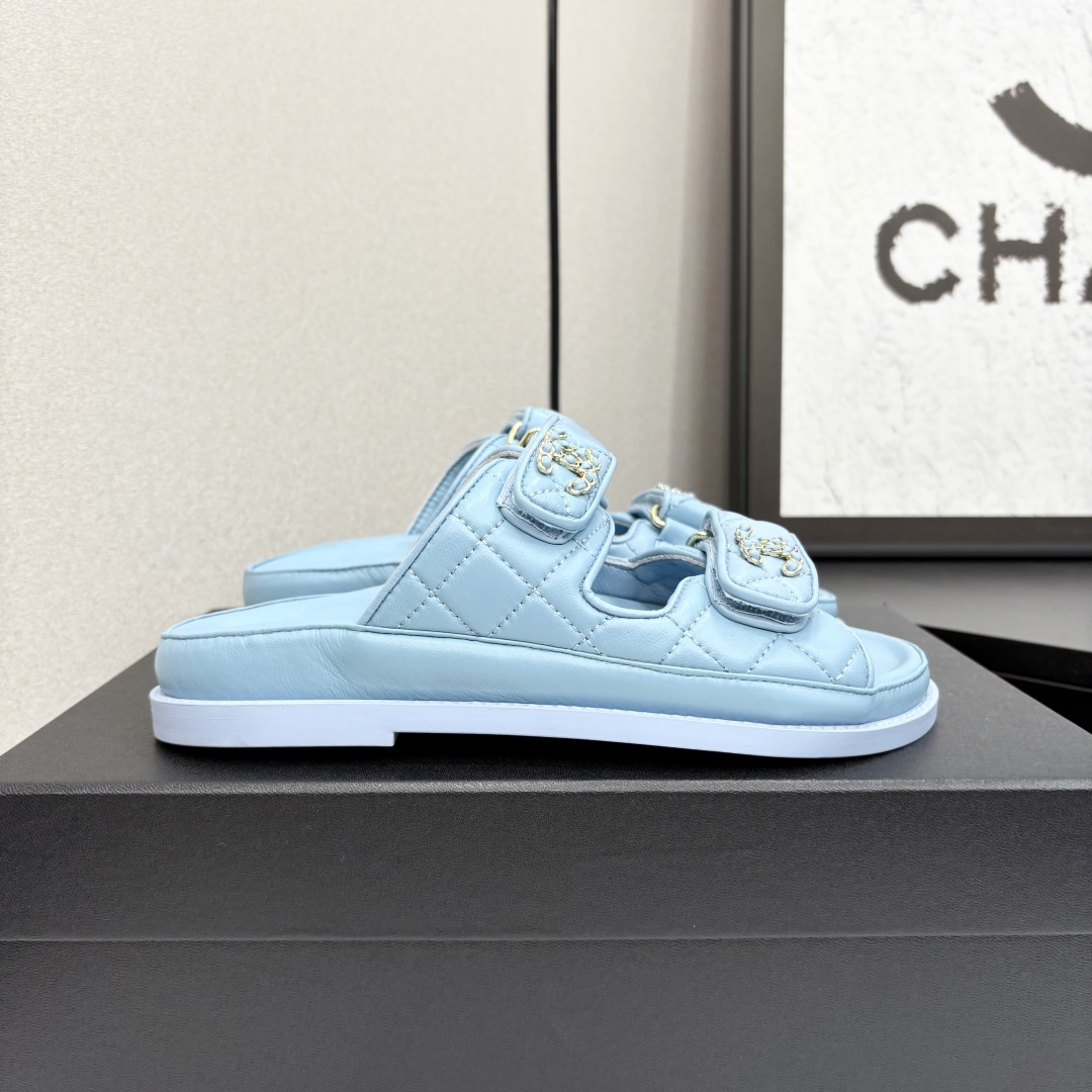 NO:227648,The latest fabrics in spring and summer - the counter mainly promotes Velcro beach sandals new color series ★★★★★★ Many celebrities are here to watch, a versatile series that domestic and foreign bloggers are popular, a must-have for spring and summer wardrobe matching, the first choice for sandals. Imported super soft sheepskin upper lining: imported crystal sheepskin lining, large sole original mold custom rubber sole Shoe size: 35-39 (40, 41, 42 custom made without return and exchange) Delivery latest luxury counter synchronous packaging Rubber sole P leather sole, slippers sandals, sandals, slippers, sheepskin19860909春夏最新面料——专柜主推魔术贴沙滩凉鞋新色系列上新 ★★★★★ 众多明星网红上脚,国内外博主刷爆的一个百搭系列,春夏衣橱搭配必备 凉鞋首选. 鞋面进口超柔羊皮  内里: 进口水晶羊皮内里 大底原版开模定制橡胶底 鞋码: 35-39（40、41、42定做不退换） 配送豪华最新专柜同步包装 橡胶底P 皮底,拖鞋凉鞋,sandals,slippers,sheepskin,Women's Shoes