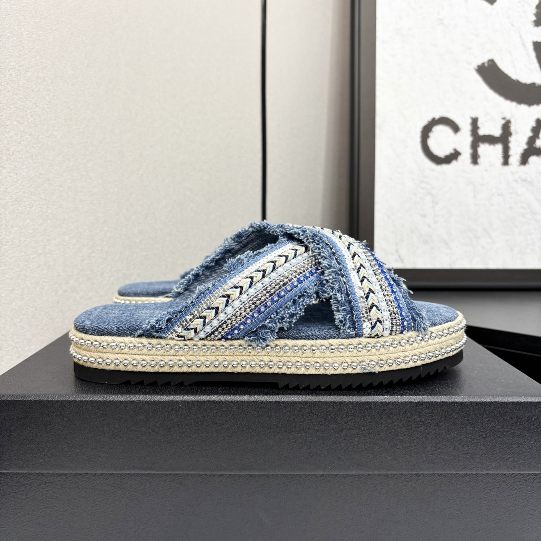 NO:266436,2025★★★★★★ Many celebrities are here to watch, a versatile series that domestic and foreign bloggers are popular. A must-have for spring and summer wardrobe matching. Sandals are the first choice. Upper imported super soft silk) Inner: Imported crystal sheepskin inner lining, original mold-open custom rubber sole Shoe size: 35-39 (40, 41, customized without return) Delivery luxury latest counter synchronous packaging, slippers, sandals, slippers, sheepskin, silk fabric198609092025★★★★★ 众多明星网红上脚,国内外博主刷爆的一个百搭系列,春夏衣橱搭配必备 凉鞋首选. 鞋面进口超柔绸缎）  内里: 进口水晶羊皮内里 大底原版开模定制橡胶底 鞋码: 35-39（40、41、定做不退换） 配送豪华最新专柜同步包装,拖鞋,sandals,slippers,sheepskin,silk fabric,Women's Shoes