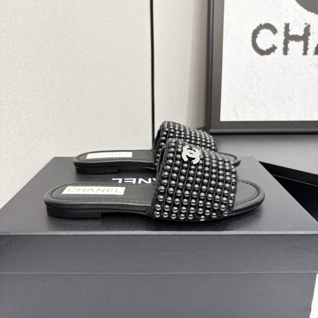 NO:262929,2025 Xiaoxiang must-have items for this season in autumn and winter!  !  Chanel's autumn and winter heavy industry hot product, Xiaohongshu is highly recommended, it looks good no matter how you match it, and it is a must-have for fashionable things. Chanel's women love simple but irresistible combinations show unique styles of dressing, free mixing and matching, and keep up with the fashionable pace of Grandma Shixiang!  !  !  Exquisite details enlarge the original mold opening hardware buckle. Top version purchasing level is created ★The upper is made of original custom sheepskin silk and satin) sheepskin inner lining, sheepskin footbed, genuine leather sole, size 35-39 (customized for 40 and 41, slippers, chanel, slippers, sheepskin, silk fabric198609092025小香 本季秋冬季必备单品！！ 香奈儿秋冬重工爆款 小红书力推款,怎么搭配都好看,时髦精必备,香奈儿女士钟爱简约又难以抗拒系搭配展现与众不同的穿搭风格、自由混搭闪耀到位跟紧香奶奶时尚步伐！！！精致细节放大看原版开模五金扣 顶级版本代购级别打造★鞋面采用原版定制羊皮绸缎）羊皮内里,羊皮垫脚,真皮底,码数35-39（40、41定做,拖鞋,chanel,slippers,sheepskin,silk fabric,Women's Shoes