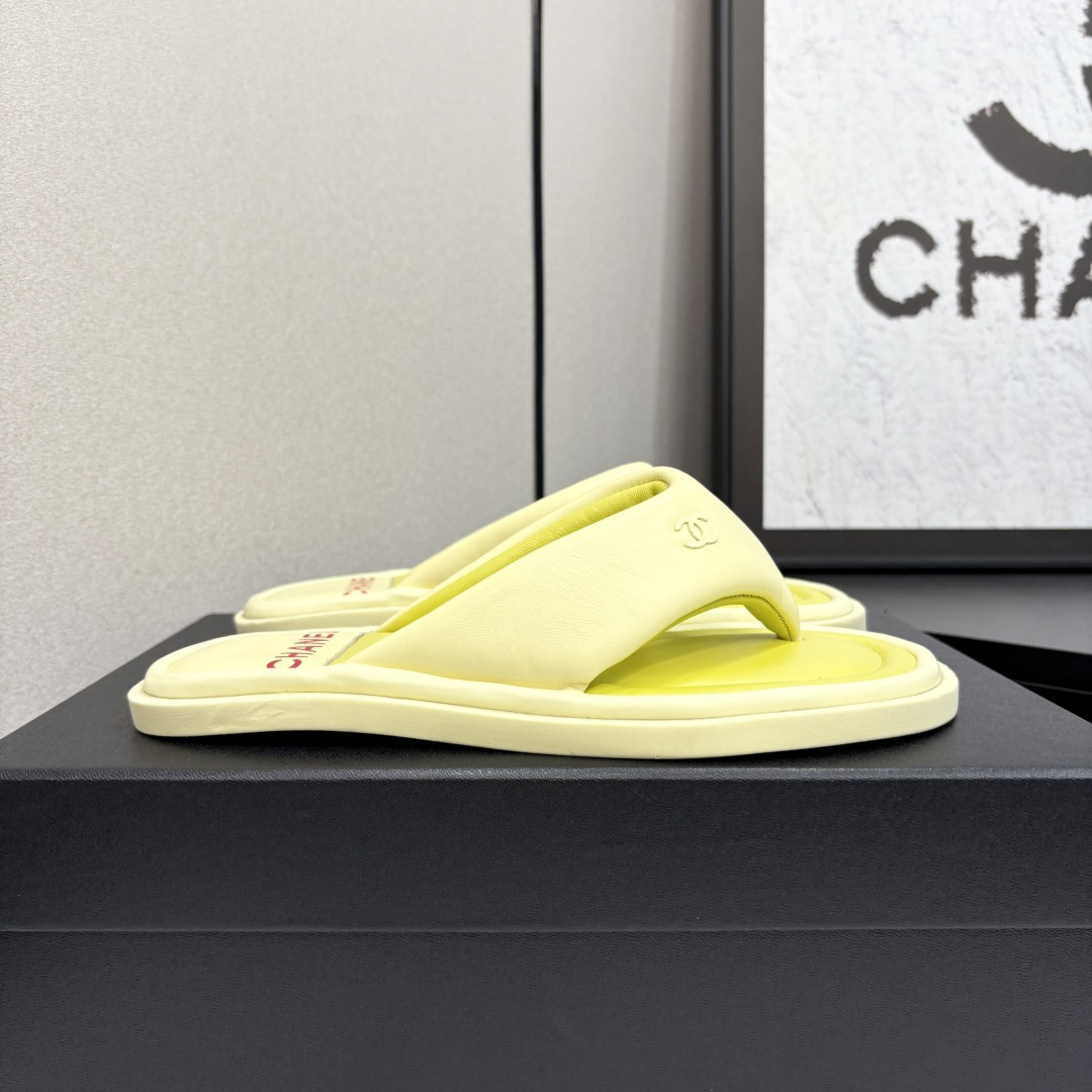 NO:262931,2025 Xiaoxiang must-have items for this season in autumn and winter!  !  Chanel's spring and summer heavy industry hot product, Xiaohongshu is highly recommended, it looks good no matter how you match it, and it is a must-have for fashionable things. Chanel's women love simple but irresistible combinations show unique styles of dressing, free mixing and matching, and keep up with the fashionable pace of Grandma Shixiang!  !  !  Exquisite details enlarge the original mold opening hardware buckle. Top version purchasing level is created ★The upper is made of original custom sheepskin silk and satin) sheepskin inner lining, sheepskin footbed, foam sole, size 35-39 (customized for 40 and 41, split-toe shoes, chanel, sheepskin, silk fabric198609092025小香 本季秋冬季必备单品！！ 香奈儿春夏重工爆款 小红书力推款,怎么搭配都好看,时髦精必备,香奈儿女士钟爱简约又难以抗拒系搭配展现与众不同的穿搭风格、自由混搭闪耀到位跟紧香奶奶时尚步伐！！！精致细节放大看原版开模五金扣 顶级版本代购级别打造★鞋面采用原版定制羊皮绸缎）羊皮内里,羊皮垫脚,发泡底,码数35-39（40、41定做,分趾鞋,chanel,sheepskin,silk fabric,Women's Shoes