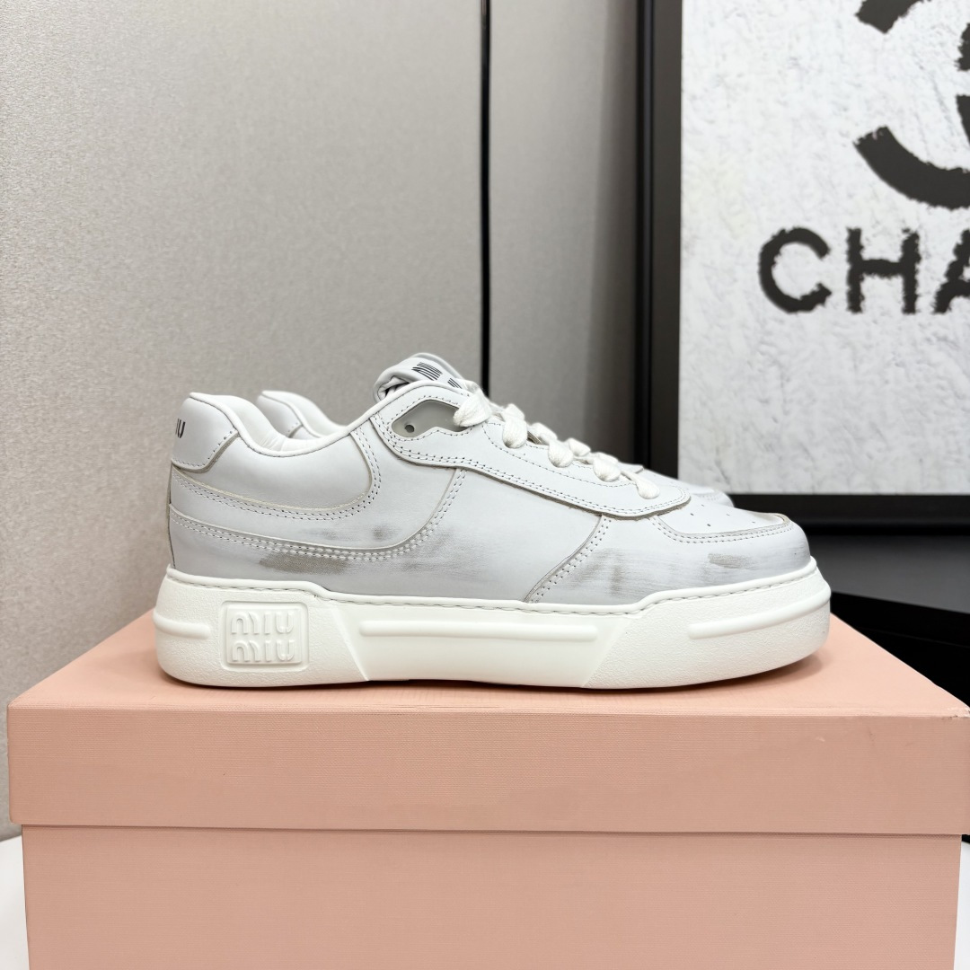 NO:266432,Miumiu Miu Miu's latest show in early spring, casual dirty shoes/sports white shoes. A model that domestic and foreign bloggers have been blessed with. The Xiaohongshu grass planting series, retro and fashionable, beautiful and beautiful. Simple sports shoe design, with recognizable tongue, creates a Buddhist sweet casual style~~ The aura on the feet is very casual, long skirts, shorts, shorts, and wears a unique style~~ Use top layer of cowhide, imported lamb fur inside, original TPU vacuum thick sole (about 3.5cm), retro color and old!  35-41, casual shoes/sports shoes, miumiu, sneakers, skirts, shorts, cowhide19860909miumiu缪缪家早春最新走秀款 休闲脏脏鞋/运动小白鞋 国内外博主刷爆的一款,小红书种草系列,复古又时髦上脚美炸了 简约的运动板鞋设计,极具辨识度的鞋舌,打造佛系甜美的休闲风~~上脚气场十足随意搭配,长裙,短裙,短裤,穿出与众不同的风格~~ 选用头层牛皮,内里进口羊羔毛,原版TPU抽真空厚底(约3.5cm左右),复古擦色做旧！ 35-41,休闲鞋/运动鞋,miumiu,sneakers,skirts,shorts,cowhide,Women's Shoes