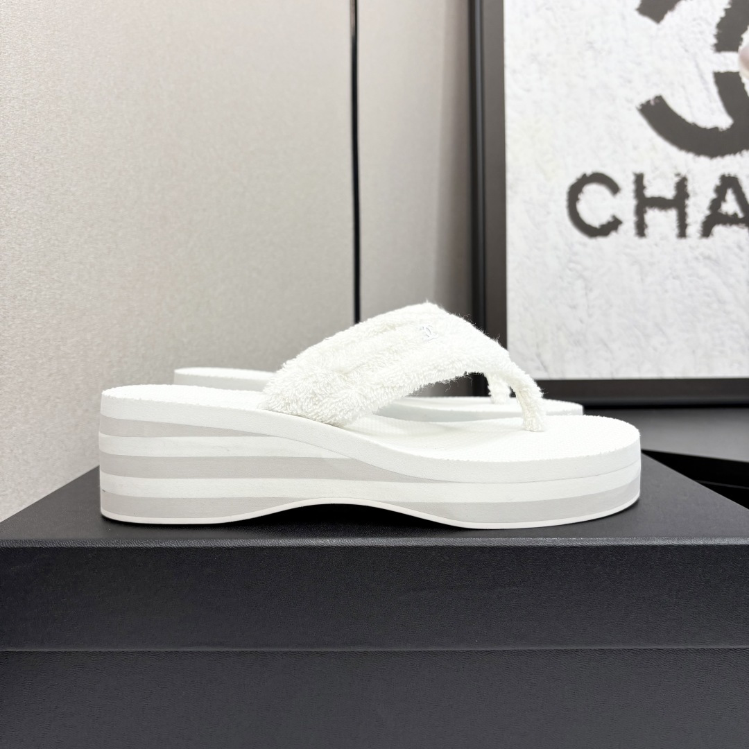 NO:266435,2025 Xiaoxiang must-have items for this season in autumn and winter!  !  Chanel Spring and Summer Heavy Industry Flip Flops Series Xiaohongshu is highly recommended, and it looks good no matter how you match it. It is a must-have for fashionable things. Chanel's women love simple but irresistible combinations show unique styles of dressing, free mixing and matching, and keep up with the fashionable pace of Grandma Shixiang!  !  !  Exquisite details enlarge to see the top version purchasing level created★The upper adopts original customized terry cloth, uses super soft foam bottom, size 35-39 (40, 41 customized, split-toe shoes, chanel198609092025小香 本季秋冬季必备单品！！ 香奈儿春夏重工爆款人字拖系列 小红书力推款,怎么搭配都好看,时髦精必备,香奈儿女士钟爱简约又难以抗拒系搭配展现与众不同的穿搭风格、自由混搭闪耀到位跟紧香奶奶时尚步伐！！！精致细节放大看顶级版本代购级别打造★鞋面采用原版定制毛巾布 采用超柔软发泡底,码数35-39（40、41定做,分趾鞋,chanel,Women's Shoes