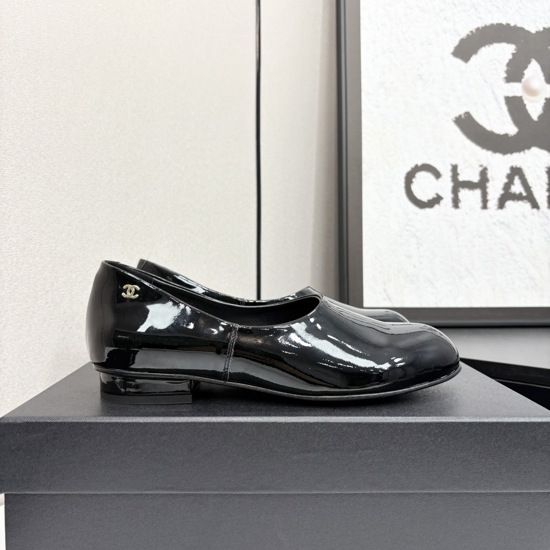 NO:266445,2025 Xiaoxiang must-have items for this season in autumn and winter!  !  Chanel's autumn and winter heavy industry hot product, Xiaohongshu is highly recommended, it looks good no matter how you match it, and it is a must-have for fashionable things. Chanel's women love simple but irresistible combinations show unique styles of dressing, free mixing and matching, and keep up with the fashionable pace of Grandma Shixiang!  !  !  Exquisite details enlarge the original mold opening hardware buckle. Top version purchasing level is created ★The upper is made of original customized patent leather, sheepskin inner lining, sheepskin footbed, genuine leather sole, size 35-39 (40, 41 customized, loafers, chanel, loafers, sheepskin198609092025小香 本季秋冬季必备单品！！ 香奈儿秋冬重工爆款 小红书力推款,怎么搭配都好看,时髦精必备,香奈儿女士钟爱简约又难以抗拒系搭配展现与众不同的穿搭风格、自由混搭闪耀到位跟紧香奶奶时尚步伐！！！精致细节放大看原版开模五金扣 顶级版本代购级别打造★鞋面采用原版定制漆皮,羊皮内里,羊皮垫脚,真皮底,码数35-39（40、41定做,乐福鞋,chanel,loafers,sheepskin,Women's Shoes