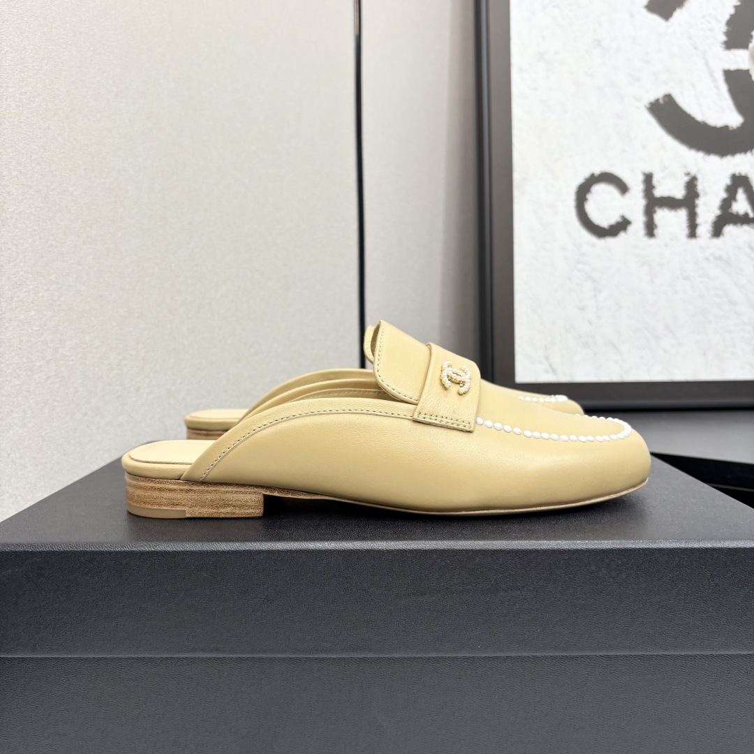 NO:266441,Xiaoxiang is a must-have item for this autumn and winter!  !  Chanel's autumn and winter heavy industry hot product, Xiaohongshu is highly recommended, it looks good no matter how you match it, and it is a must-have for fashionable things. Chanel's women love simple but irresistible combinations show unique styles of dressing, free mixing and matching, and keep up with the fashionable pace of Grandma Shixiang!  !  !  Exquisite details enlarge the original mold opening hardware buckle. Top version purchasing level is created ★The upper is made of original custom cowhide (silk) sheepskin inner lining, sheepskin footbed, genuine leather sole, size 35-39 (40, 41 custom made slippers, loafers semi-trails, chanel, loafers, slippers, cowhide, sheepskin, silk fabric19860909小香 本季秋冬季必备单品！！ 香奈儿秋冬重工爆款 小红书力推款,怎么搭配都好看,时髦精必备,香奈儿女士钟爱简约又难以抗拒系搭配展现与众不同的穿搭风格、自由混搭闪耀到位跟紧香奶奶时尚步伐！！！精致细节放大看原版开模五金扣 顶级版本代购级别打造★鞋面采用原版定制牛皮（绸缎）羊皮内里,羊皮垫脚,真皮底,码数35-39（40、41定做 拖鞋单鞋,乐福鞋半拖,chanel,loafers,slippers,cowhide,sheepskin,silk fabric,Women's Shoes