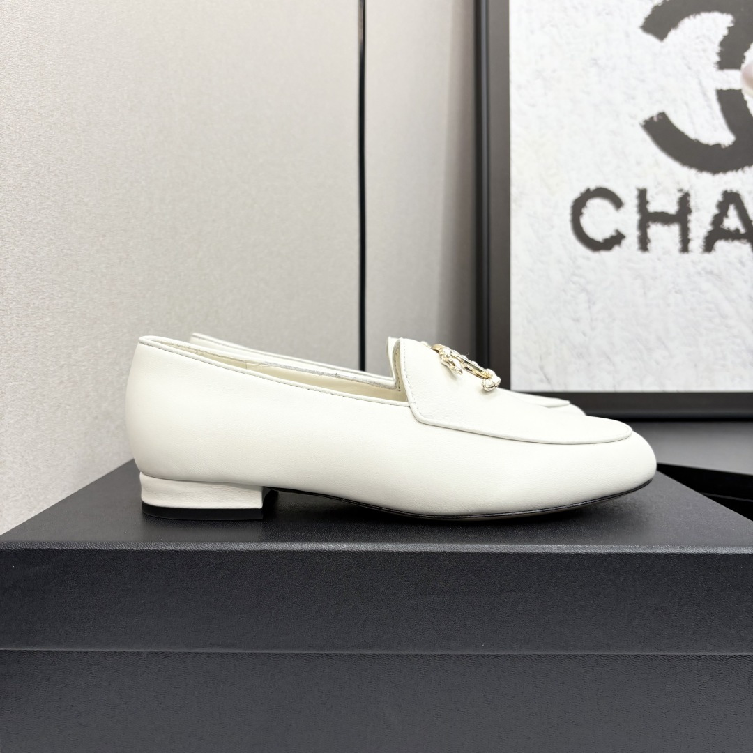 NO:266443,2025 Xiaoxiang must-have items for this season in autumn and winter!  !  Chanel's autumn and winter heavy industry hot product, Xiaohongshu is highly recommended, it looks good no matter how you match it, and it is a must-have for fashionable things. Chanel's women love simple but irresistible combinations show unique styles of dressing, free mixing and matching, and keep up with the fashionable pace of Grandma Shixiang!  !  !  Exquisite details enlarge the original mold opening hardware buckle. Top version purchasing level is created ★The upper is made of original custom cowhide (silk) sheepskin inner lining, sheepskin footbed, genuine leather sole, size 35-39 (customized for 40 and 41, loafers semi-trail, chanel, loafers, cowhide, sheepskin, silk fabric198609092025小香 本季秋冬季必备单品！！ 香奈儿秋冬重工爆款 小红书力推款,怎么搭配都好看,时髦精必备,香奈儿女士钟爱简约又难以抗拒系搭配展现与众不同的穿搭风格、自由混搭闪耀到位跟紧香奶奶时尚步伐！！！精致细节放大看原版开模五金扣 顶级版本代购级别打造★鞋面采用原版定制牛皮（绸缎）羊皮内里,羊皮垫脚,真皮底,码数35-39（40、41定做,乐福鞋半拖,chanel,loafers,cowhide,sheepskin,silk fabric,Women's Shoes