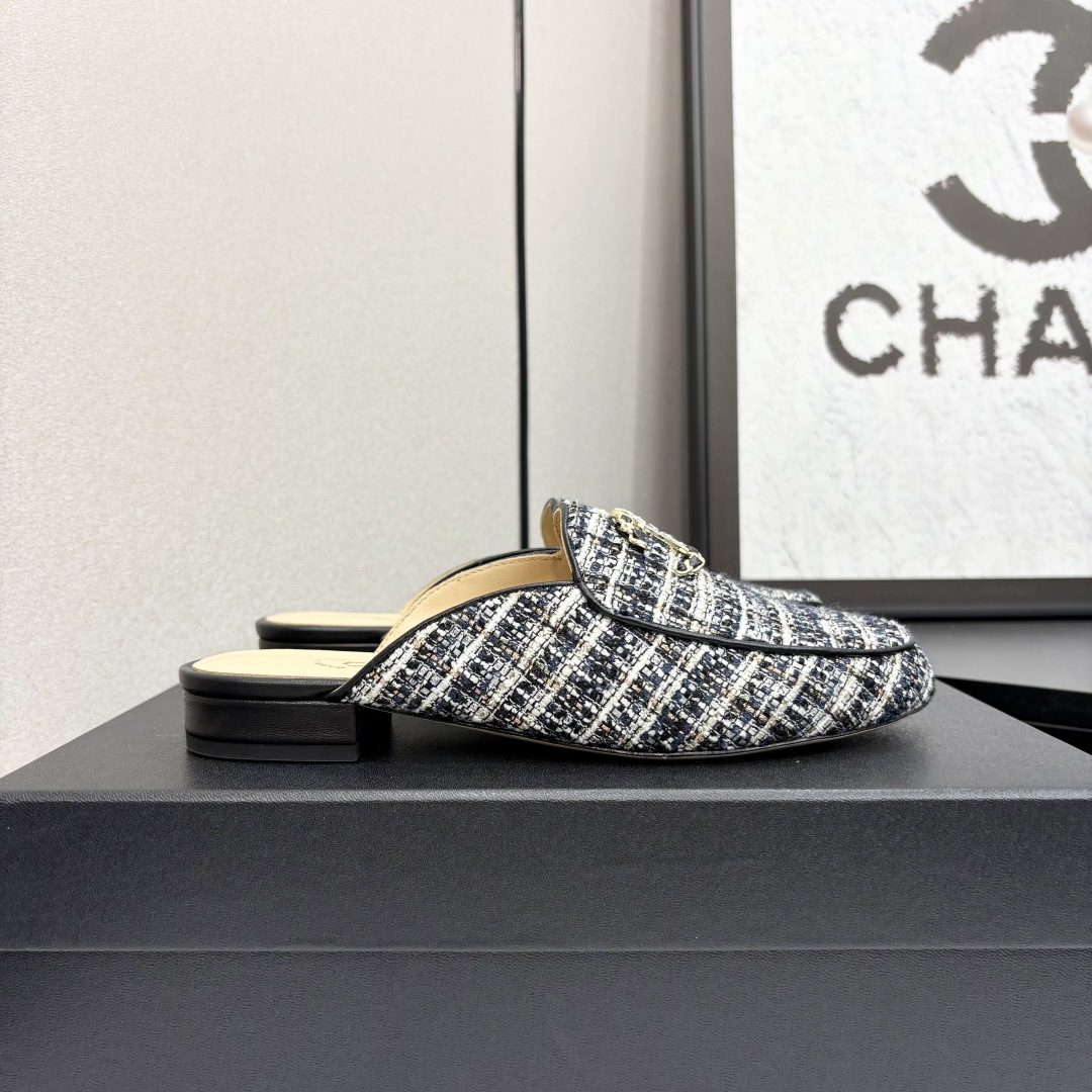 NO:266439,2025 Xiaoxiang must-have items for this season in autumn and winter!  !  Chanel's autumn and winter heavy industry hot product, Xiaohongshu is highly recommended, it looks good no matter how you match it, and it is a must-have for fashionable things. Chanel's women love simple but irresistible combinations show unique styles of dressing, free mixing and matching, and keep up with the fashionable pace of Grandma Shixiang!  !  !  Exquisite details enlarge the original mold opening hardware buckle. Top version purchasing level is created ★The upper uses original custom cowhide (silk) sheepskin inner lining, sheepskin footbed, genuine leather sole, size 35-39 (40, 41 customized, semi-torque, chanel, cowhide, sheepskin, silk fabric198609092025小香 本季秋冬季必备单品！！ 香奈儿秋冬重工爆款 小红书力推款,怎么搭配都好看,时髦精必备,香奈儿女士钟爱简约又难以抗拒系搭配展现与众不同的穿搭风格、自由混搭闪耀到位跟紧香奶奶时尚步伐！！！精致细节放大看原版开模五金扣 顶级版本代购级别打造★鞋面采用原版定制牛皮（绸缎）羊皮内里,羊皮垫脚,真皮底,码数35-39（40、41定做,半拖,chanel,cowhide,sheepskin,silk fabric,Women's Shoes