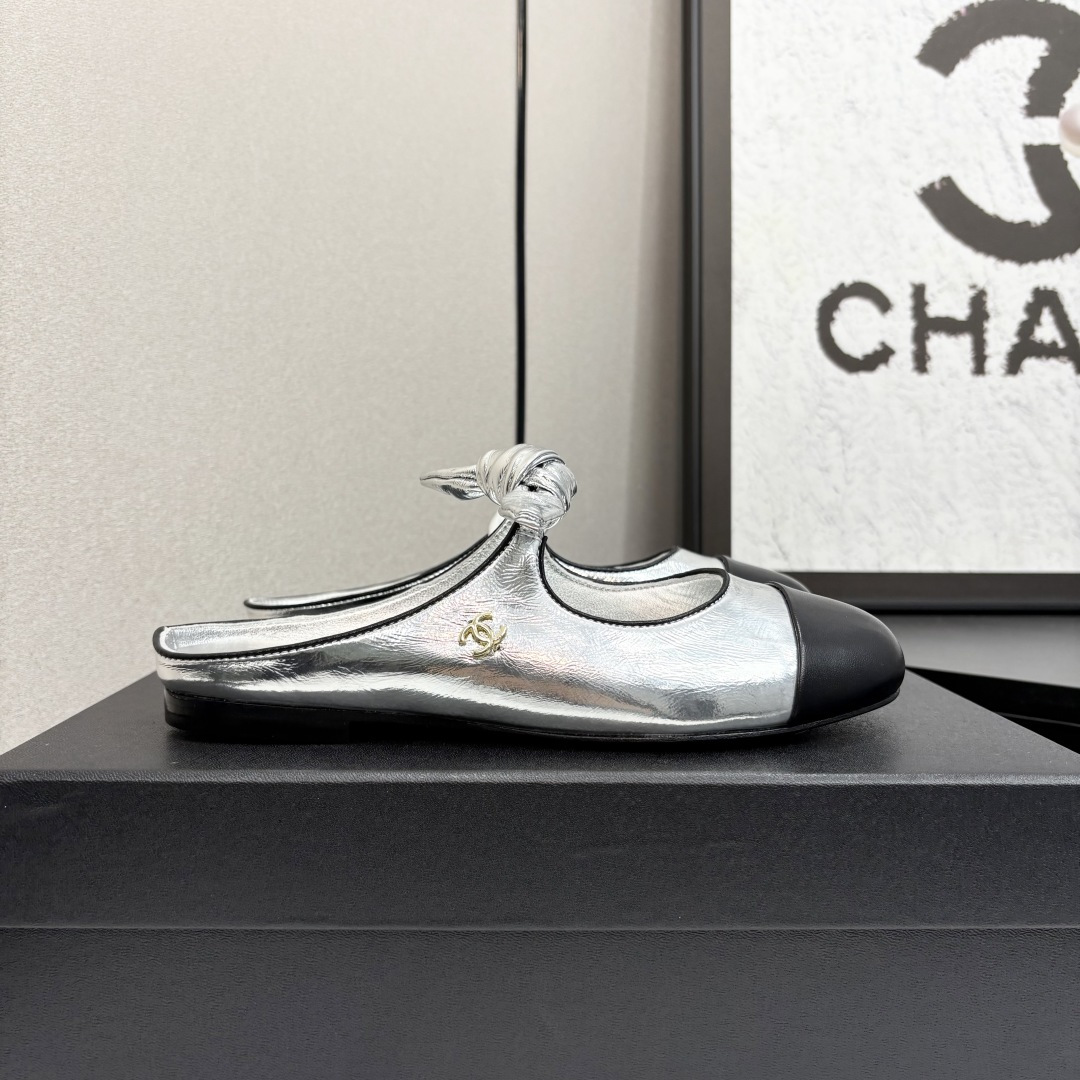 NO:266433,Chanel 25C Early Spring Mary Jane Single Shoes Series Shoes This season's shoes are great!  The pure black Mary Jane is very comfortable on her feet. The upper is also soft and the upper is soft, so you don’t have to worry about getting your feet. The rabbit ears are cute, and the black and white color combination and black cloth look very good. The upper cowhide inner sheepskin leather outsole Size:35-39 40/41 Custom made, semi-torque, chanel, mary jane, cowhide, sheepskin, Leather soles19860909Chanel 25C早春玛丽珍单鞋系列 这一季的鞋子都很棒耶！ 纯黑色玛丽珍上脚很舒服鞋面皮质也很软,不用担心会磨脚.兔耳朵也好可爱,黑白拼色和黑色布面都很好看. 鞋面牛皮 内里羊皮 真皮大底 Size:35-39 40/41订做,半拖,chanel,mary jane,cowhide,sheepskin,Leather soles,Women's Shoes