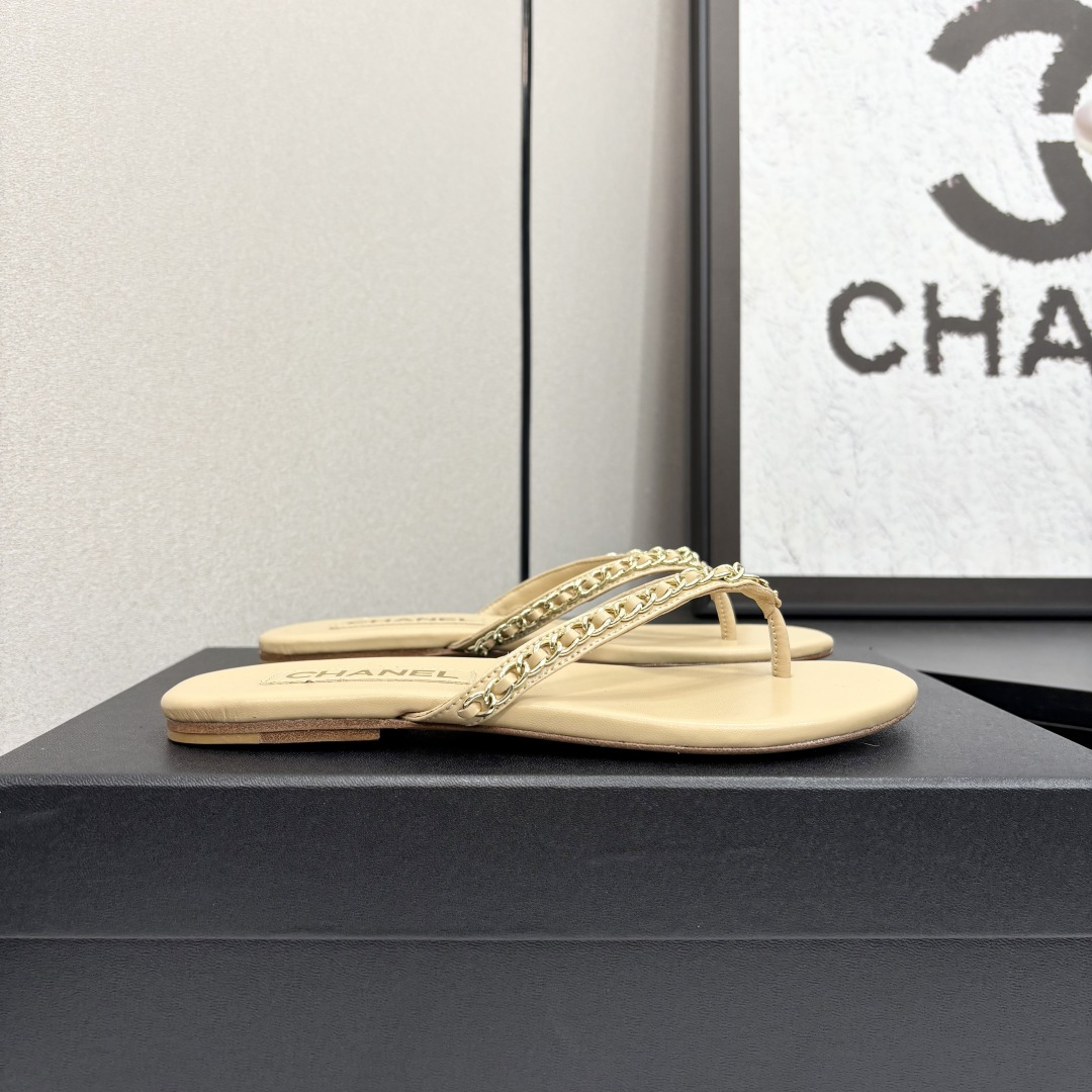 NO:262935,* 25P's most popular slippers. The counter is snatched up. Photos from major social platforms are popular. This episode's catwalk style is definitely too handsome. It is definitely the hottest style of this season. The counter fairies are really too aware of the goods. They don't stick to their feet and will not scratch their feet. The texture is very soft and comfortable. Classic black and white combination, super versatile. 1 fabric: sheepskin 2 inner lining: environmentally friendly mixed-bred sheepskin 3 soles: genuine leather soles 4 sizes 35-39 - 34 40 41 Customized, split-toe shoes, slippers, sheepskin, Leather soles19860909* 25P最爆拖鞋 专柜简直疯抢了,各大社交平台热门晒图,这期的走秀款绝对太帅了,绝对是这一季最热门的款式,专柜仙女们真的太识货了,不卡脚也不会磨脚,质感上脚是非常柔软舒服的.经典的黑白配,超级百搭. 1面料:羊皮 2内里:环保混种羊皮 3大底:真皮大底 4码数35-39 - 34 40 41 定做,分趾鞋,slippers,sheepskin,Leather soles,Women's Shoes