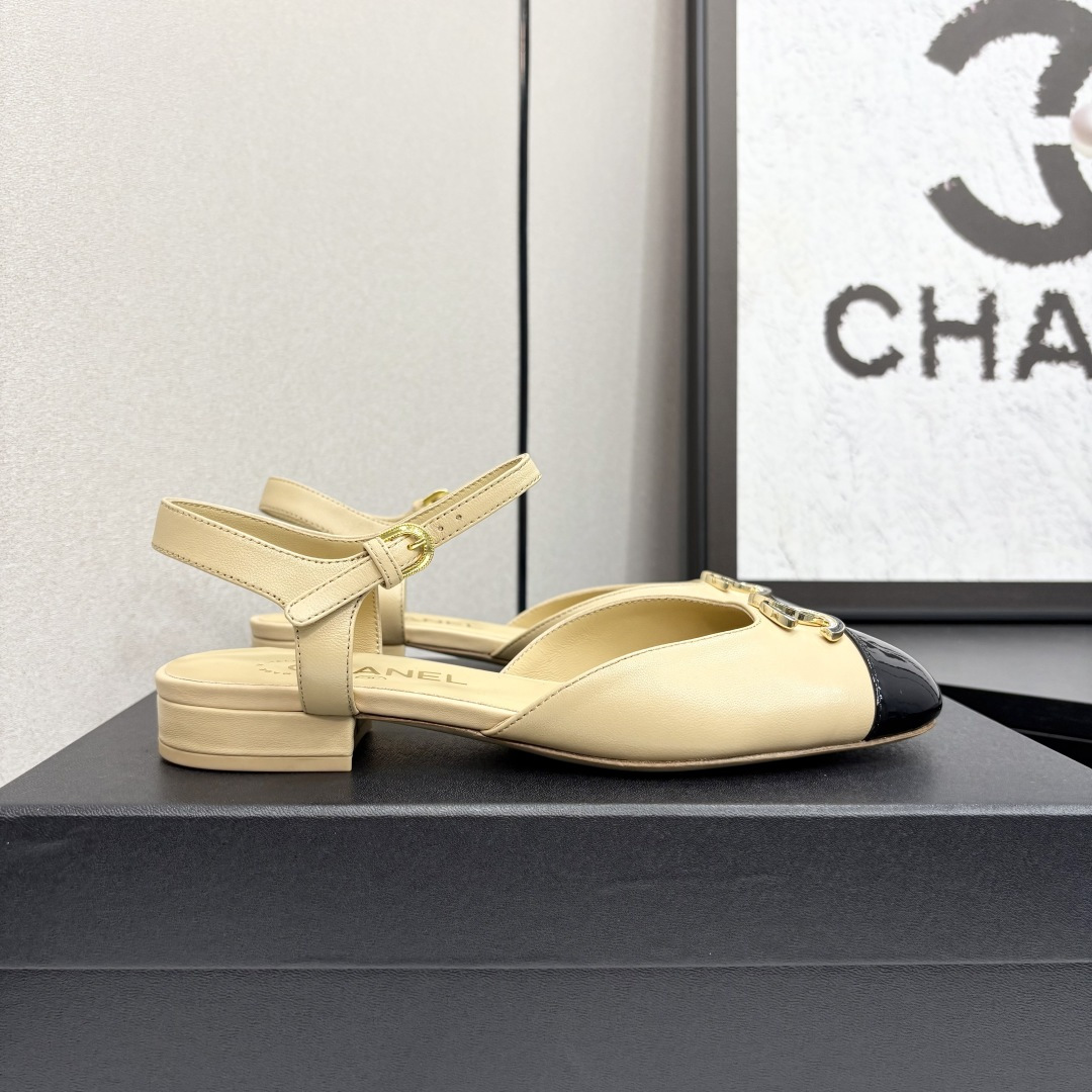 NO:262985,* 25P's most popular slippers. The counter is snatched up. Photos from major social platforms are popular. This episode's catwalk style is definitely too handsome. It is definitely the hottest style of this season. The counter fairies are really too aware of the goods. They don't stick to their feet and will not scratch their feet. The texture is very soft and comfortable. Classic black and white combination, super versatile. 1 fabric: sheepskin 2 inner lining: environmentally friendly mixed-bred sheepskin 3 soles: genuine leather soles 4 sizes 35-39 - 34 40 41 Custom made, sandals, sandals, slippers, sheepskin, Leather soles19860909* 25P最爆拖鞋 专柜简直疯抢了,各大社交平台热门晒图,这期的走秀款绝对太帅了,绝对是这一季最热门的款式,专柜仙女们真的太识货了,不卡脚也不会磨脚,质感上脚是非常柔软舒服的.经典的黑白配,超级百搭. 1面料:羊皮 2内里:环保混种羊皮 3大底:真皮大底 4码数35-39 - 34 40 41 定做,凉鞋,sandals,slippers,sheepskin,Leather soles,Women's Shoes