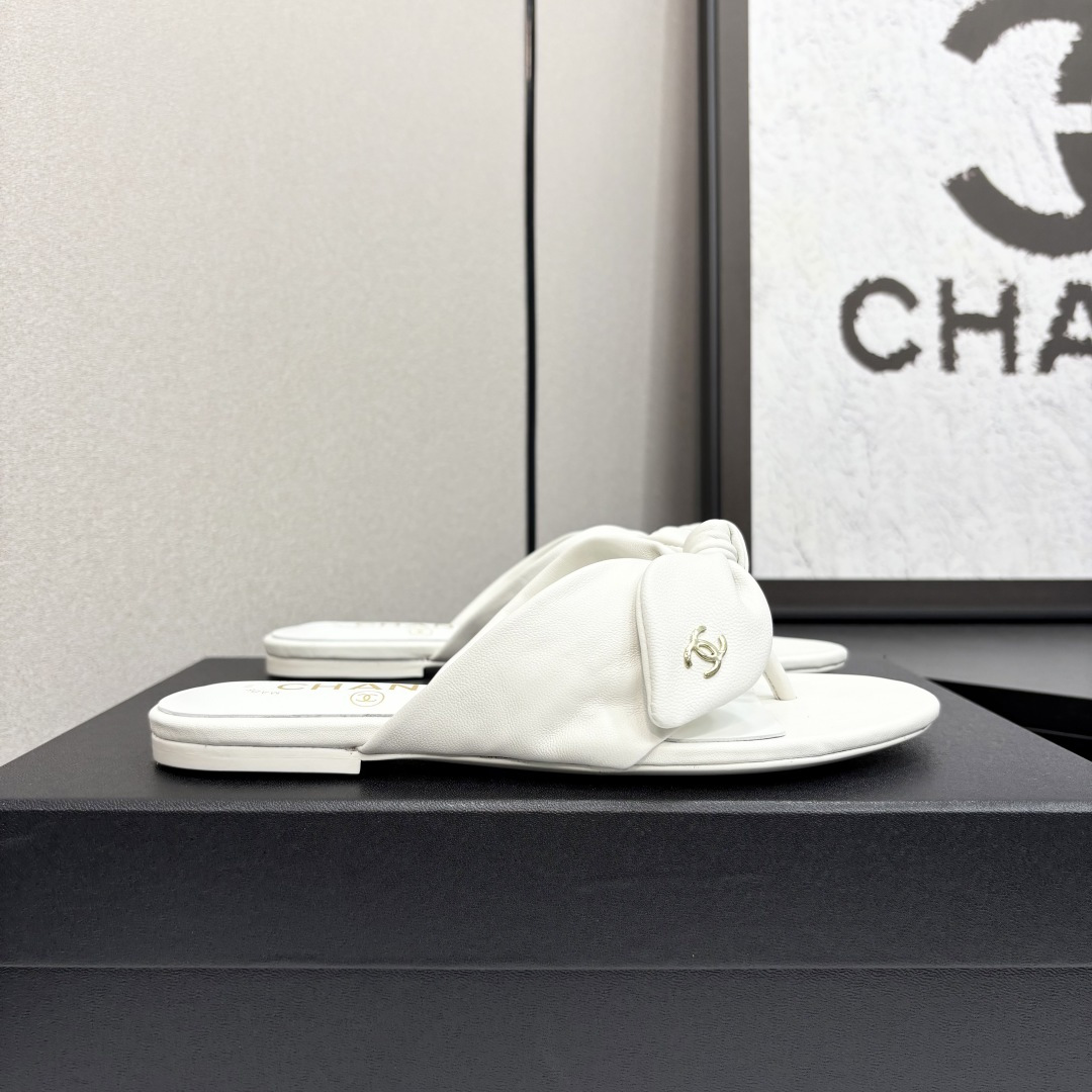 NO:262933,* 25P's most popular foot-clip slippers. The counter is snatched up. Popular photos on major social platforms. This episode's catwalk style is definitely too handsome. It is definitely the hottest style of this season. The counter fairies are really too sensible. They won't scratch their feet and will not scratch their feet. The texture is very soft and comfortable. Classic black and white combination, super versatile. 1 Fabric: Sheepskin (velvet) 2 Inner: Environmentally friendly mixed-bred sheepskin 3 soles: genuine leather soles 4 sizes 35-39 - 34 40 41 Custom made cloth leather, split-toe shoes, slippers, sheepskin, Leather soles19860909* 25P最爆夹脚拖鞋 专柜简直疯抢了,各大社交平台热门晒图,这期的走秀款绝对太帅了,绝对是这一季最热门的款式,专柜仙女们真的太识货了,不卡脚也不会磨脚,质感上脚是非常柔软舒服的.经典的黑白配,超级百搭. 1面料:羊皮（天鹅绒） 2内里:环保混种羊皮 3大底:真皮大底 4码数35-39 - 34 40 41 定做 布面皮面,分趾鞋,slippers,sheepskin,Leather soles,Women's Shoes