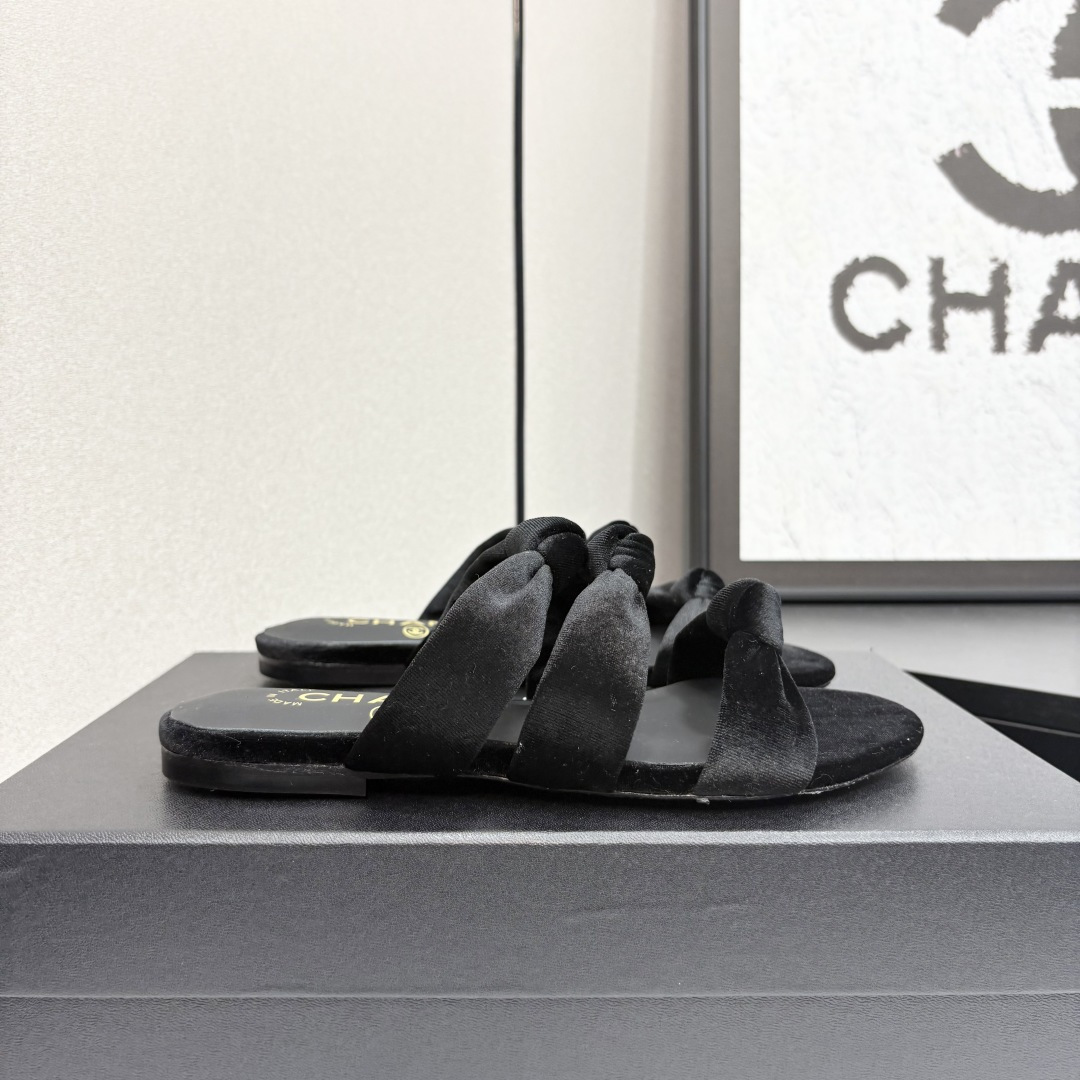 NO:262980,* 25P's most popular foot-clip slippers. The counter is snatched up. Photos from major social platforms are popular. This episode's catwalk style is definitely too handsome. It is definitely the hottest style of this season. The counter fairies are really too sensible. They don't stick to their feet and will not scratch their feet. The texture is very soft and comfortable. Classic black and white combination, super versatile. 1 Fabric: sheepskin (velvet) 2 Inner: environmentally friendly mixed-bred sheepskin 3 soles: genuine leather soles 4 sizes 35-39 - 34 40 41 Custom made cloth leather, slippers, slippers, sheepskin, Leather soles19860909* 25P最爆夹脚拖鞋 专柜简直疯抢了,各大社交平台热门晒图,这期的走秀款绝对太帅了,绝对是这一季最热门的款式,专柜仙女们真的太识货了,不卡脚也不会磨脚,质感上脚是非常柔软舒服的.经典的黑白配,超级百搭. 1面料:羊皮（天鹅绒） 2内里:环保混种羊皮 3大底:真皮大底 4码数35-39 - 34 40 41 定做 布面皮面,拖鞋,slippers,sheepskin,Leather soles,Women's Shoes