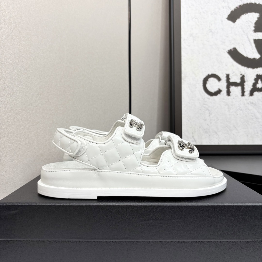 NO:259624,The latest fabrics for spring and summer 2025 - the counter mainly promotes Velcro beach sandals new color series ★★★★★ Many celebrities are here to watch, a versatile series that domestic and foreign bloggers are popular, a must-have for spring and summer wardrobe matching, the first choice for sandals. Upper imported super soft sheepskin inner lining: imported crystal sheepskin inner lining, original mold-open custom leather sole Shoe size: 35-39 (40, 41, 42 customized, no return or exchange) Delivery luxury latest counter synchronous packaging, sandals, sandals, sheepskin198609092025春夏最新面料——专柜主推魔术贴沙滩凉鞋新色系列上新 ★★★★★ 众多明星网红上脚,国内外博主刷爆的一个百搭系列,春夏衣橱搭配必备 凉鞋首选. 鞋面进口超柔羊皮  内里: 进口水晶羊皮内里 大底原版开模定制真皮底 鞋码: 35-39（40、41、42定做不退换） 配送豪华最新专柜同步包装,凉鞋,sandals,sheepskin,Women's Shoes