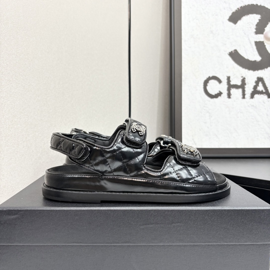 NO:259626,The latest fabrics for spring and summer 2025 - the counter mainly promotes Velcro beach sandals new color series ★★★★★ Many celebrities are here to watch, a versatile series that domestic and foreign bloggers are popular, a must-have for spring and summer wardrobe matching, the first choice for sandals. Upper imported super soft sheepskin inner lining: imported crystal sheepskin lining, large sole original mold-open genuine leather sole Shoe size: 35-39 (40, 41, 42 custom made without return and exchange) Delivery luxury latest counter synchronous packaging, sandals, sandals, sheepskin198609092025春夏最新面料——专柜主推魔术贴沙滩凉鞋新色系列上新 ★★★★★ 众多明星网红上脚,国内外博主刷爆的一个百搭系列,春夏衣橱搭配必备 凉鞋首选. 鞋面进口超柔羊皮  内里: 进口水晶羊皮内里 大底原版开模定真皮底 鞋码: 35-39（40、41、42定做不退换） 配送豪华最新专柜同步包装,凉鞋,sandals,sheepskin,Women's Shoes