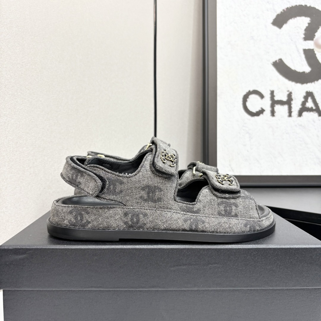 NO:259628,The latest fabrics for spring and summer 2025 - the counter mainly promotes Velcro beach sandals new color series ★★★★★ Many celebrities are here to watch, a versatile series that domestic and foreign bloggers are popular, a must-have for spring and summer wardrobe matching, the first choice for sandals. Upper imported super soft sheepskin inner lining: imported crystal sheepskin inner lining, original mold-open custom leather sole Shoe size: 35-39 (40, 41, 42 customized, no return or exchange) Delivery luxury latest counter synchronous packaging, sandals, sandals, sheepskin198609092025春夏最新面料——专柜主推魔术贴沙滩凉鞋新色系列上新 ★★★★★ 众多明星网红上脚,国内外博主刷爆的一个百搭系列,春夏衣橱搭配必备 凉鞋首选. 鞋面进口超柔羊皮  内里: 进口水晶羊皮内里 大底原版开模定制真皮底 鞋码: 35-39（40、41、42定做不退换） 配送豪华最新专柜同步包装,凉鞋,sandals,sheepskin,Women's Shoes