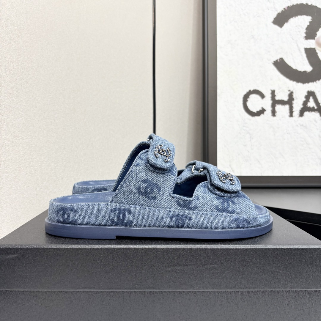 NO:247372,The latest fabrics for spring and summer 2025 - the counter mainly promotes Velcro beach sandals new color series ★★★★★ Many celebrities are here to watch, a versatile series that domestic and foreign bloggers are popular, a must-have for spring and summer wardrobe matching, the first choice for sandals. Imported super soft sheepskin upper lining: imported crystal sheepskin lining, original mold-open custom leather sole Shoe size: 35-39 (40, 41, 42 custom made without return and exchange) Delivery luxury latest counter synchronous packaging, slippers sandals, sandals, slippers, sheepskin198609092025春夏最新面料——专柜主推魔术贴沙滩凉鞋新色系列上新 ★★★★★ 众多明星网红上脚,国内外博主刷爆的一个百搭系列,春夏衣橱搭配必备 凉鞋首选. 鞋面进口超柔羊皮  内里: 进口水晶羊皮内里 大底原版开模定制真皮底 鞋码: 35-39（40、41、42定做不退换） 配送豪华最新专柜同步包装,拖鞋凉鞋,sandals,slippers,sheepskin,Women's Shoes