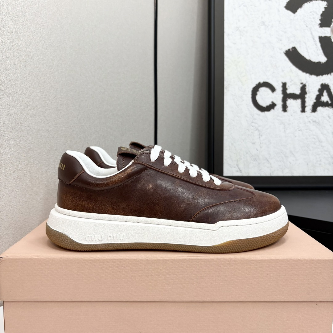 NO:265614,Miu miu is a new casual white shoes, a four-season shoes that stand out among major brands, and is a hot and dirty shoes. It is a must-have for purchase. It is a fashionable and simple and high-end one. It is very comfortable to match with the feet casually. It is a must-have for purchase in the year!  The latest catwalk sports white shoes in the early spring are popular among bloggers at home and abroad. The Little Red Book Grass Series, the retro and fashionable and beautiful sneaker design, and the recognizable tongue creates a Buddhist and sweet casual style~~ The aura of the foot is very casual, fashionable and versatile. Whether it is matched with jeans or skirts, it can be easily controlled. It is very comfortable to wear on the foot, and it is a must-have for the year!  Original one-to-one-to-order outsole, casual shoes/sports shoes, miumiu, sneakers, skirts, jeans19860909Miu miu 缪缪新款休闲小白鞋,各大品牌中脱颖而出的四季鞋颜值担当火爆款脏脏鞋,不得不入的一款～做旧时尚,简约高级 随意搭配上脚非常舒适,年度必入款！ 早春最新走秀款运动小白鞋国内外博主刷爆的一款,小红书种草系列,复古又时髦上脚美炸了简约的运动板鞋设计,极具辨识度的鞋舌,打造佛系甜美的休闲风~~上脚气场十足随意搭配,时尚又百搭,无论是搭配牛仔裤还是裙子,随意搭配,都能轻松驾驭,上脚非常舒适,年度必入款！原版一比一定制大底,休闲鞋/运动鞋,miumiu,sneakers,skirts,jeans,Women's Shoes