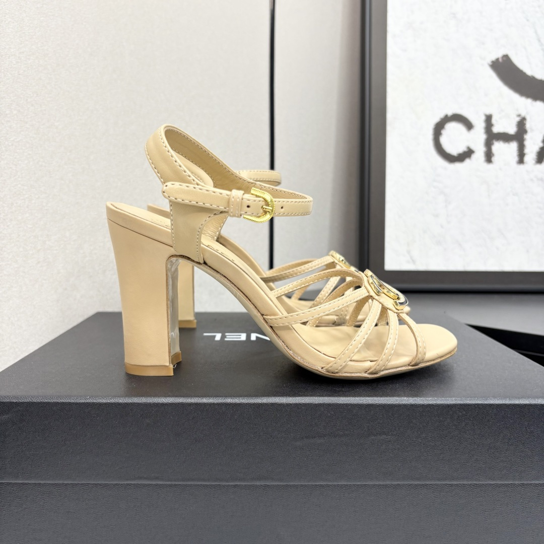 NO:265611,* 24 The most popular sandals in early autumn. The counter is snatched up. Photos from major social platforms are popular. This episode of the catwalk is definitely too handsome. It is definitely the hottest style of this season. The counter fairies are really too aware of the goods. They don’t get stuck or scratch their feet. The texture is very soft and comfortable. Classic black and white combination, super versatile. 1 fabric: counter original sheepskin 2 inner lining: environmentally friendly mixed sheepskin 3 soles: genuine leather 5 size 35-40 (40 41 custom made, high heels, sandals, high heels, slippers, sheepskin19860909* 24早秋最爆凉拖鞋 专柜简直疯抢了,各大社交平台热门晒图,这期的走秀款绝对太帅了,绝对是这一季最热门的款式,专柜仙女们真的太识货了,不卡脚也不会磨脚,质感上脚是非常柔软舒服的.经典的黑白配,超级百搭. 1面料:专柜原版羊皮 2内里:环保混种羊皮 3大底:真皮 5码数35-40（40 41定做,高跟鞋凉鞋,sandals,high heels,slippers,sheepskin,Women's Shoes