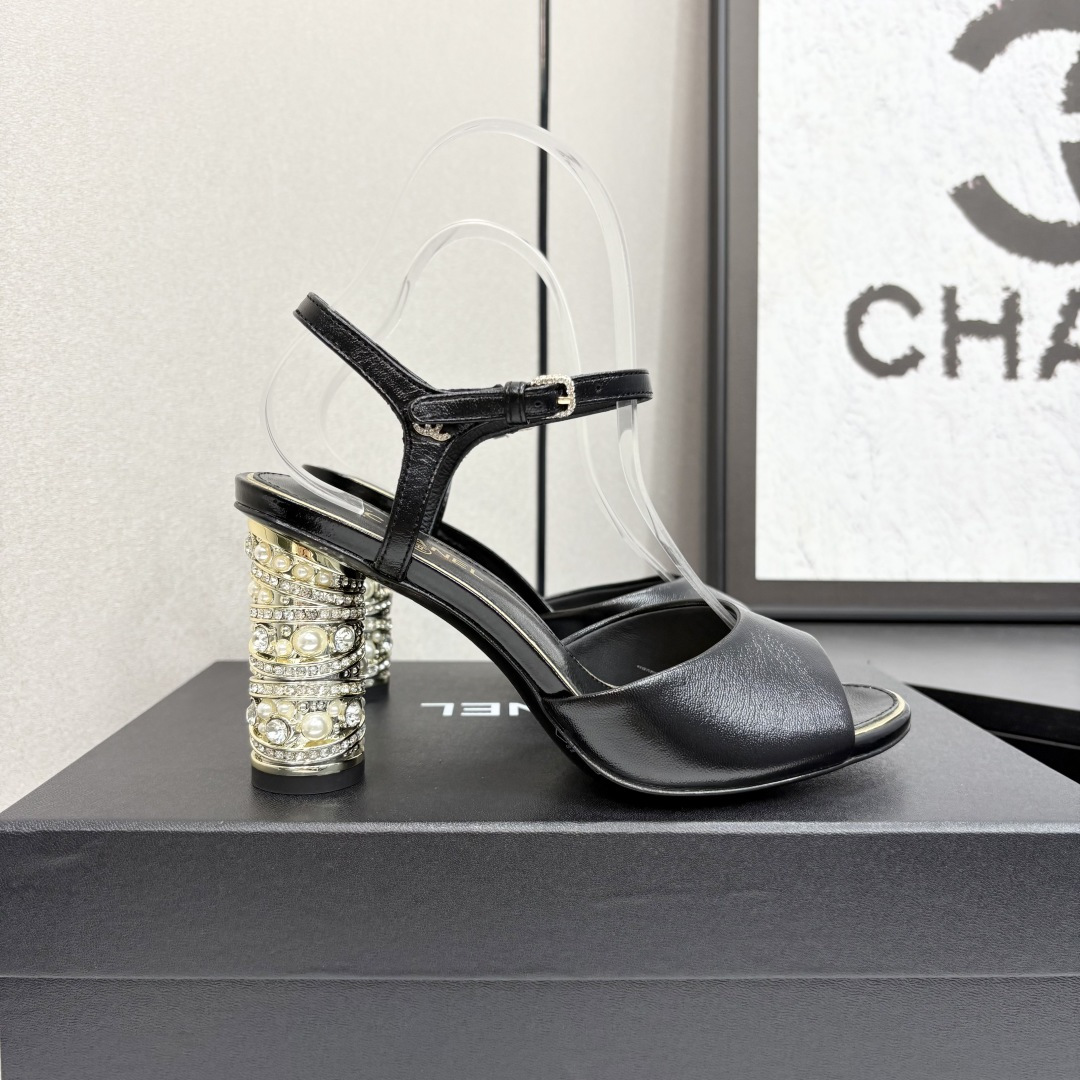 NO:262983,CHANE*｜Xiaoxiang 25P Spring and Summer New Product Series Double C High Heel Slippers This season's mesh lace is breathtakingly beautiful!  It is hazy and can't see clearly. Whether it is a clothes or a skirt, it is faintly sexy when worn on a woman. It is very dreamy and romantic, playful and cute, full of temperament, and it is fashionable and modern, revealing a hint of elegant charm!  This shoe satisfies all girls' fantasies about high heels. It has a girlish feel and can also be worn to look like a goddess!  The upper is made of custom imported sheepskin, the inner tiptoe is all lambskin, Italian imported cowhide, heel height 8cm zesi35-39 (customized by 40/41), high heels, chanel, sandals, high heels, slippers, skirts, cowhide, sheepskin, sheep19860909CHANE*｜小香25P春夏新品 系列双C高跟拖鞋 这一季的网纱蕾丝美得让人窒息！ 朦胧看不清,不管是衣服还是裙子 穿在女人身上,若隐若现的小性感 很梦幻很浪漫,俏皮可爱,气质十足 又不失时尚现代感,透出丝丝优雅魅力！ 这款鞋满足了女生对高跟鞋的所有幻想 既有少女感,也可以穿出女神范！ 鞋面采用定制进口羊京羊皮 内里踮脚均为小羊皮 意大利进口牛皮大底 跟高8cm zesi35-39（40/41定制）,高跟鞋凉鞋,chanel,sandals,high heels,slippers,skirts,cowhide,sheepskin,sheep,Women's Shoes