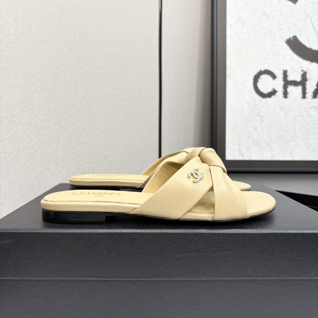 NO:262979,★★★★★★ Many celebrities are popular with a versatile series that domestic and foreign bloggers are a must-have for spring and summer wardrobe matching. Sandals are the first choice. Upper imported super soft sheepskin inner lining: imported crystal sheepskin inner lining, original mold-open custom rubber sole Shoe size: 35-39 (40, 41, 42 customized, no return or exchange) Delivery luxury latest counter synchronous packaging, slippers, sandals, slippers, sheepskin19860909★★★★★ 众多明星网红上脚,国内外博主刷爆的一个百搭系列,春夏衣橱搭配必备 凉鞋首选. 鞋面进口超柔羊皮  内里: 进口水晶羊皮内里 大底原版开模定制橡胶底 鞋码: 35-39（40、41、42定做不退换） 配送豪华最新专柜同步包装,拖鞋,sandals,slippers,sheepskin,Women's Shoes