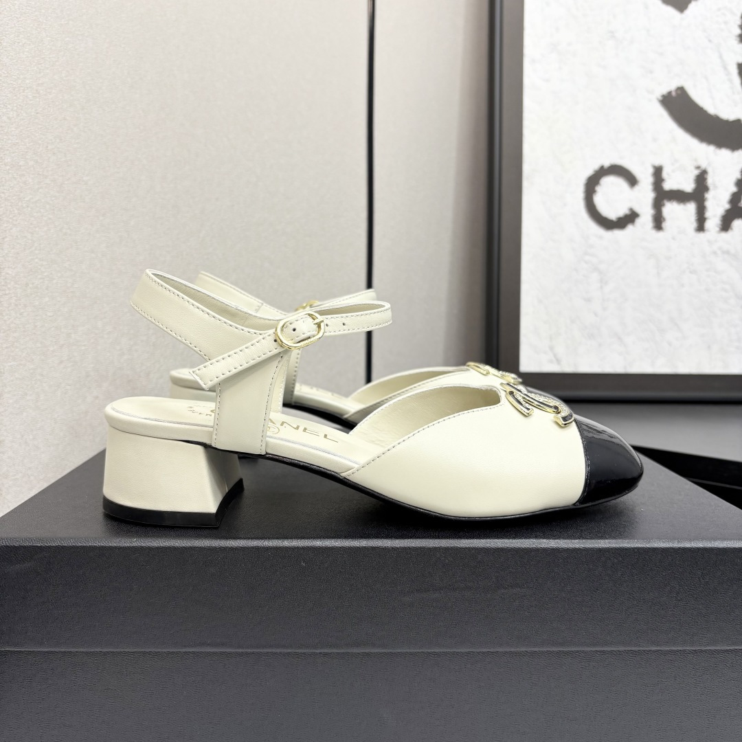 NO:262977,* 25P's most popular slippers. The counter is snatched up. Photos from major social platforms are popular. This episode's catwalk style is definitely too handsome. It is definitely the hottest style of this season. The counter fairies are really too aware of the goods. They don't stick to their feet and will not scratch their feet. The texture is very soft and comfortable. Classic black and white combination, super versatile. 1 fabric: sheepskin 2 inner lining: environmentally friendly mixed-bred sheepskin 3 soles: genuine leather soles 4 sizes 35-39 - 34 40 41 Custom made, sandals, sandals, slippers, sheepskin, Leather soles19860909* 25P最爆拖鞋 专柜简直疯抢了,各大社交平台热门晒图,这期的走秀款绝对太帅了,绝对是这一季最热门的款式,专柜仙女们真的太识货了,不卡脚也不会磨脚,质感上脚是非常柔软舒服的.经典的黑白配,超级百搭. 1面料:羊皮 2内里:环保混种羊皮 3大底:真皮大底 4码数35-39 - 34 40 41 定做,凉鞋,sandals,slippers,sheepskin,Leather soles,Women's Shoes