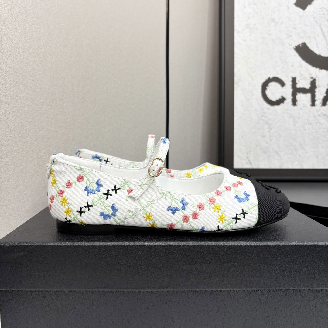 NO:262975,Xiaoxiang is a must-have item for this autumn and winter!  !  Chanel Spring and Autumn Heavy Industry Hot Products Xiaohongshu is highly recommended, and it looks good no matter how you match it. It is a must-have for fashionable things. Chanel's women love simple but irresistible combinations show unique styles of dressing, free mixing and matching, and keep up with the fashionable pace of Grandma Shixiang!  !  !  Exquisite details enlarge to see the top version purchasing level created★The upper is made of original custom embroidered satin, sheepskin lining, sheepskin footbed, genuine leather sole, size 35-39 (40, 41 custom made glossy embroidery, single shoes, chanel, sheepskin, silk fabric19860909小香 本季秋冬季必备单品！！ 香奈儿春秋重工爆款 小红书力推款,怎么搭配都好看,时髦精必备,香奈儿女士钟爱简约又难以抗拒系搭配展现与众不同的穿搭风格、自由混搭闪耀到位跟紧香奶奶时尚步伐！！！精致细节放大看顶级版本代购级别打造★鞋面采用原版定制刺绣绸缎,羊皮内里,羊皮垫脚,真皮底,码数35-39（40、41定做 光面刺绣,单鞋,chanel,sheepskin,silk fabric,Women's Shoes