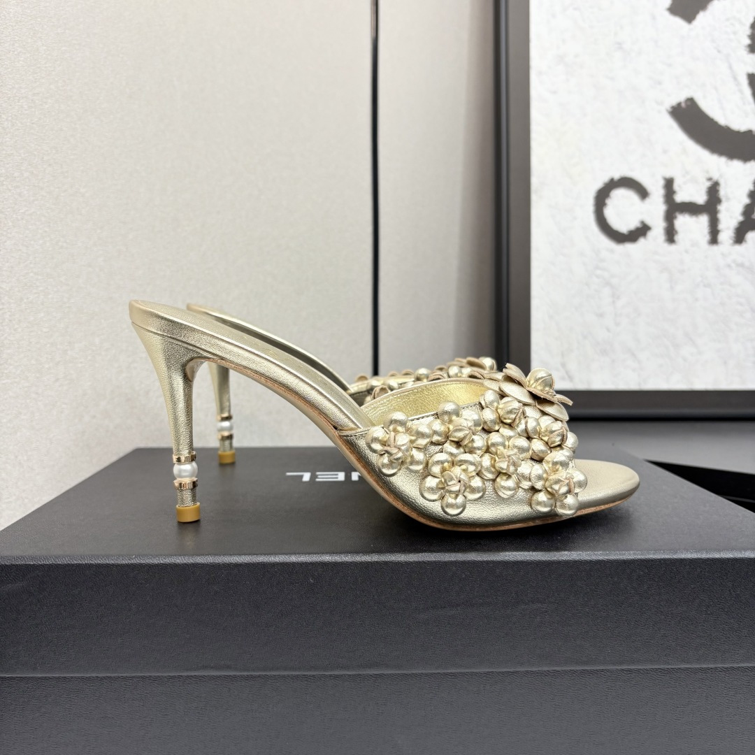 NO:262927,* 25P early autumn sandals are the most popular sandals. The counter is snatched up. Photos from major social platforms are popular. This episode of the catwalk is definitely too handsome. It is definitely the hottest style of this season. The counter fairies are really too aware of the goods. They don’t get stuck or scratch their feet. The texture is very soft and comfortable. Classic black and white combination, super versatile. 1 fabric: counter original sheepskin 2 inner lining: environmentally friendly mixed sheepskin 3 soles: genuine leather 5 size 35-40 (40 41 custom made, high heels, slippers, sheepskin19860909* 25P早秋最爆凉拖鞋 专柜简直疯抢了,各大社交平台热门晒图,这期的走秀款绝对太帅了,绝对是这一季最热门的款式,专柜仙女们真的太识货了,不卡脚也不会磨脚,质感上脚是非常柔软舒服的.经典的黑白配,超级百搭. 1面料:专柜原版羊皮 2内里:环保混种羊皮 3大底:真皮 5码数35-40（40 41定做,高跟鞋,high heels,slippers,sheepskin,Women's Shoes