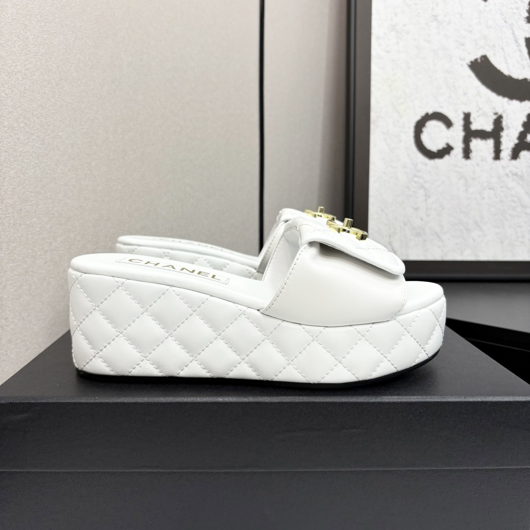 NO:262966,2025★★★★★★ Many celebrities are here to watch, a versatile series that domestic and foreign bloggers are popular. A must-have for spring and summer wardrobe matching. Sandals are the first choice. Upper imported super soft sheepskin inner lining: imported crystal sheepskin inner lining, original mold-open custom rubber sole Shoe size: 35-39 (40, 41, customized without return) Delivery of luxury latest counter synchronous packaging, slippers, sandals, slippers, sheepskin198609092025★★★★★ 众多明星网红上脚,国内外博主刷爆的一个百搭系列,春夏衣橱搭配必备 凉鞋首选. 鞋面进口超柔羊皮  内里: 进口水晶羊皮内里 大底原版开模定制橡胶底 鞋码: 35-39（40、41、定做不退换） 配送豪华最新专柜同步包装,拖鞋,sandals,slippers,sheepskin,Women's Shoes