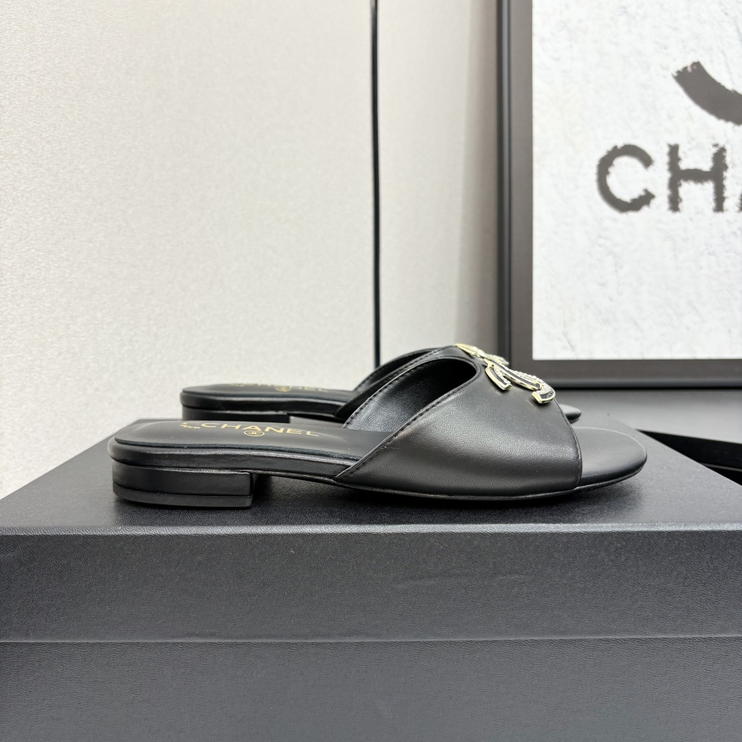 NO:262964,2025★★★★★★ Many celebrities are popular, a versatile series that domestic and foreign bloggers are popular. A must-have for spring and summer wardrobe matching. Sandals are the first choice. Upper imported super soft sheepskin inner lining: imported crystal sheepskin lining, original mold-open custom leather sole Shoe size: 35-39 (34, 40, 41, customized without return) Delivery luxury latest counter synchronous packaging, high heels, slippers, sheepskin198609092025★★★★★ 众多明星网红上脚,国内外博主刷爆的一个百搭系列,春夏衣橱搭配必备 凉鞋首选. 鞋面进口超柔羊皮  内里: 进口水晶羊皮内里 大底原版开模定制真皮底 鞋码: 35-39（34、40、41、定做不退换） 配送豪华最新专柜同步包装,高跟鞋拖鞋,sandals,high heels,slippers,sheepskin,Women's Shoes