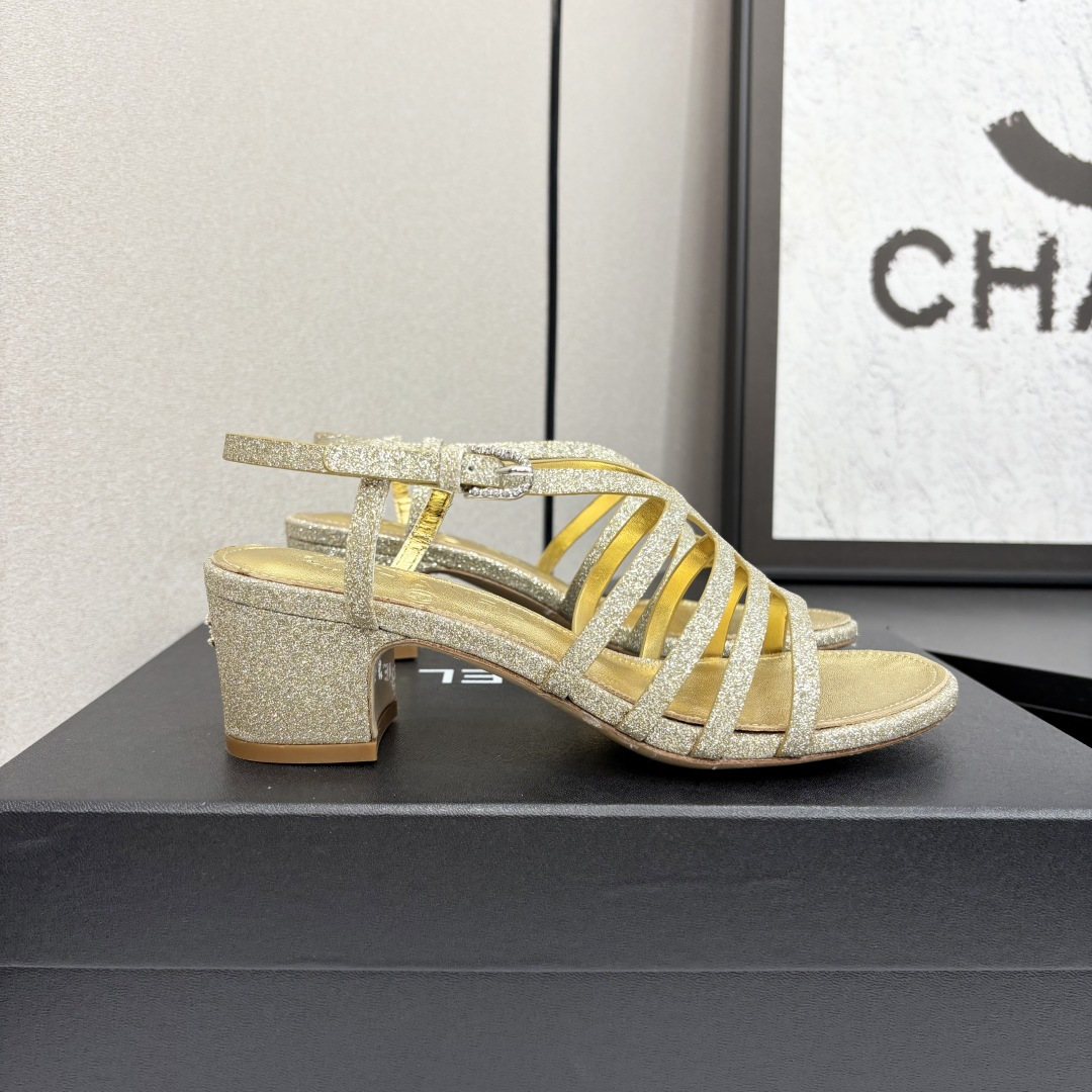 NO:262958,2025 Xiaoxiang must-have items for this season in autumn and winter!  !  Chanel's autumn and winter heavy industry hot product, Xiaohongshu is highly recommended, it looks good no matter how you match it, and it is a must-have for fashionable things. Chanel's women love simple but irresistible combinations show unique styles of dressing, free mixing and matching, and keep up with the fashionable pace of Grandma Shixiang!  !  !  Exquisite details enlarge the original mold opening hardware buckle. Top version purchasing level is created★The upper is made of original custom-made special materials, sheepskin lining, sheepskin footbed, genuine leather sole, size 35-39 (40, 41 custom made, high heels, sandals, chanel, sandals, high heels, sheepskin198609092025小香 本季秋冬季必备单品！！ 香奈儿秋冬重工爆款 小红书力推款,怎么搭配都好看,时髦精必备,香奈儿女士钟爱简约又难以抗拒系搭配展现与众不同的穿搭风格、自由混搭闪耀到位跟紧香奶奶时尚步伐！！！精致细节放大看原版开模五金扣 顶级版本代购级别打造★鞋面采用原版定制特殊材质,羊皮内里,羊皮垫脚,真皮底,码数35-39（40、41定做,高跟鞋凉鞋,chanel,sandals,high heels,sheepskin,Women's Shoes