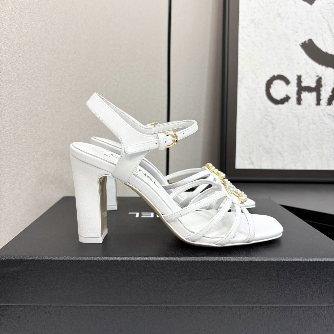 NO:262961,* 24P early autumn sandals are the most popular sandals. The counter is snatched up. Photos from major social platforms are popular. This episode of the catwalk is definitely too handsome. It is definitely the hottest style of this season. The counter fairies are really too aware of the goods. They don’t get stuck or scratch their feet. The texture is very soft and comfortable. Classic black and white combination, super versatile. 1 fabric: counter original sheepskin 2 inner lining: environmentally friendly mixed sheepskin 3 soles: genuine leather 5 size 35-40 (40 41 custom made, high heels, sandals, high heels, slippers, sheepskin19860909* 24P早秋最爆凉拖鞋 专柜简直疯抢了,各大社交平台热门晒图,这期的走秀款绝对太帅了,绝对是这一季最热门的款式,专柜仙女们真的太识货了,不卡脚也不会磨脚,质感上脚是非常柔软舒服的.经典的黑白配,超级百搭. 1面料:专柜原版羊皮 2内里:环保混种羊皮 3大底:真皮 5码数35-40（40 41定做,高跟鞋凉鞋,sandals,high heels,slippers,sheepskin,Women's Shoes