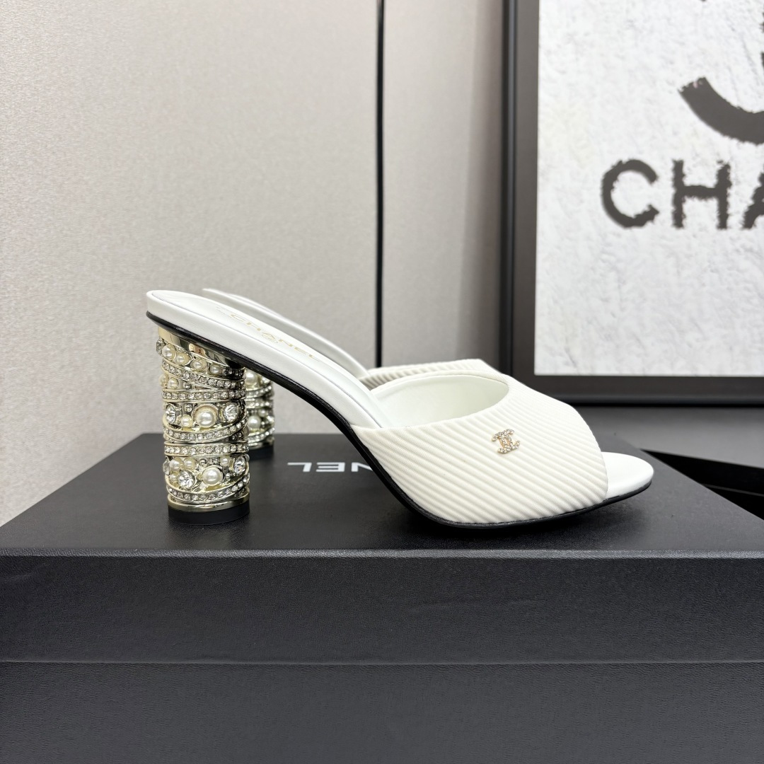 NO:262952,CHANE*｜Xiaoxiang 25P Spring and Summer New Product Series Double C High Heel Slippers This season's mesh lace is breathtakingly beautiful!  It is hazy and can't see clearly. Whether it is a clothes or a skirt, it is faintly sexy when worn on a woman. It is very dreamy and romantic, playful and cute, full of temperament, and it is fashionable and modern, revealing a hint of elegant charm!  This shoe satisfies all girls' fantasies about high heels. It has a girlish feel and can also be worn to look like a goddess!  The upper is made of custom imported sheepskin, the inner tiptoe is all lambskin, Italian imported cowhide, heel height 8cm zesi35-39 (customized by 40/41), high heels, chanel, high heels, slippers, slippers, skirts, cowhide, sheepskin, sheep19860909CHANE*｜小香25P春夏新品 系列双C高跟拖鞋 这一季的网纱蕾丝美得让人窒息！ 朦胧看不清,不管是衣服还是裙子 穿在女人身上,若隐若现的小性感 很梦幻很浪漫,俏皮可爱,气质十足 又不失时尚现代感,透出丝丝优雅魅力！ 这款鞋满足了女生对高跟鞋的所有幻想 既有少女感,也可以穿出女神范！ 鞋面采用定制进口羊京羊皮 内里踮脚均为小羊皮 意大利进口牛皮大底 跟高8cm zesi35-39（40/41定制）,高跟鞋拖鞋,chanel,high heels,slippers,skirts,cowhide,sheepskin,sheep,Women's Shoes