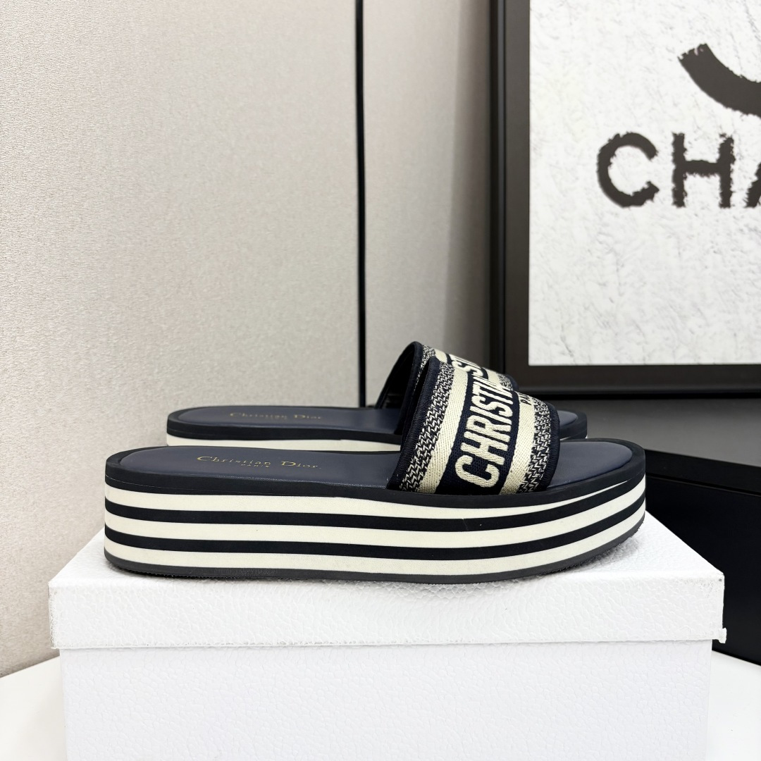 NO:262971,Miss Dior/Dior's classic Paris catwalk new product, one-slipper series, this Miss single shoe series is popular in Paris catwalk, elegant and fashionable. It is carefully crafted with patent leather, simple style, elegant and atmospheric!  Can add elegant temperament to all kinds of shapes. The upper is knitted embroidered, and the inner foot pads are all sheepskin. Size: 35-40 (34/40/41/customized), slippers, dior, dior, slippers, sheepskin19860909Miss Dior/迪奥经典巴黎走秀款新品 一字拖鞋系列 这款Miss单鞋系列巴黎走秀爆款,优雅时尚.采用漆皮皮革精心制作,款式简约,优雅大气！可为各式造型增添高雅气质. 鞋面采用针织刺绣 内里垫脚均为羊皮 码数:35-40（34/40/41/定制）,拖鞋,dior,dior,slippers,sheepskin,Women's Shoes