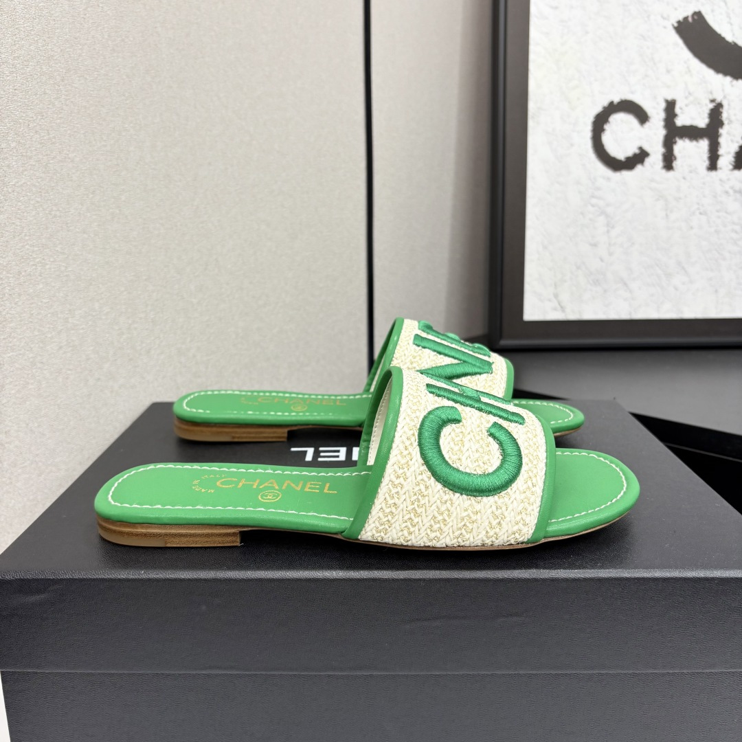 NO:262946,2025★★★★★★ Many celebrities are here to watch, a versatile series that domestic and foreign bloggers are popular with, a must-have for spring and summer wardrobe matching, the first choice for sandals. Upper woven silk embroidery Inner: Imported crystal sheepskin inner lining, original mold-open custom leather sole Shoe size: 35-39 (34, 40, 41, custom-made, no return or exchange) Delivery luxury latest counter synchronous packaging, slippers, sandals, slippers, sheepskin, silk fabric198609092025★★★★★ 众多明星网红上脚,国内外博主刷爆的一个百搭系列,春夏衣橱搭配必备 凉鞋首选. 鞋面编织绸缎刺绣  内里: 进口水晶羊皮内里 大底原版开模定制真皮底 鞋码: 35-39（34、40、41、定做不退换） 配送豪华最新专柜同步包装,拖鞋,sandals,slippers,sheepskin,silk fabric,Women's Shoes