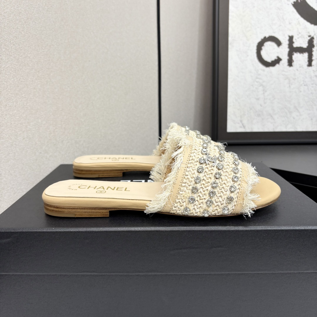 NO:262949,2025★★★★★★ Many celebrities are here to watch, a versatile series that domestic and foreign bloggers are popular with, a must-have for spring and summer wardrobe matching, the first choice for sandals. Upper woven silk embroidery Inner: Imported crystal sheepskin inner lining, original mold-open custom leather sole Shoe size: 35-39 (34, 40, 41, custom-made, no return or exchange) Delivery luxury latest counter synchronous packaging, slippers, sandals, slippers, sheepskin, silk fabric198609092025★★★★★ 众多明星网红上脚,国内外博主刷爆的一个百搭系列,春夏衣橱搭配必备 凉鞋首选. 鞋面编织绸缎刺绣  内里: 进口水晶羊皮内里 大底原版开模定制真皮底 鞋码: 35-39（34、40、41、定做不退换） 配送豪华最新专柜同步包装,拖鞋,sandals,slippers,sheepskin,silk fabric,Women's Shoes