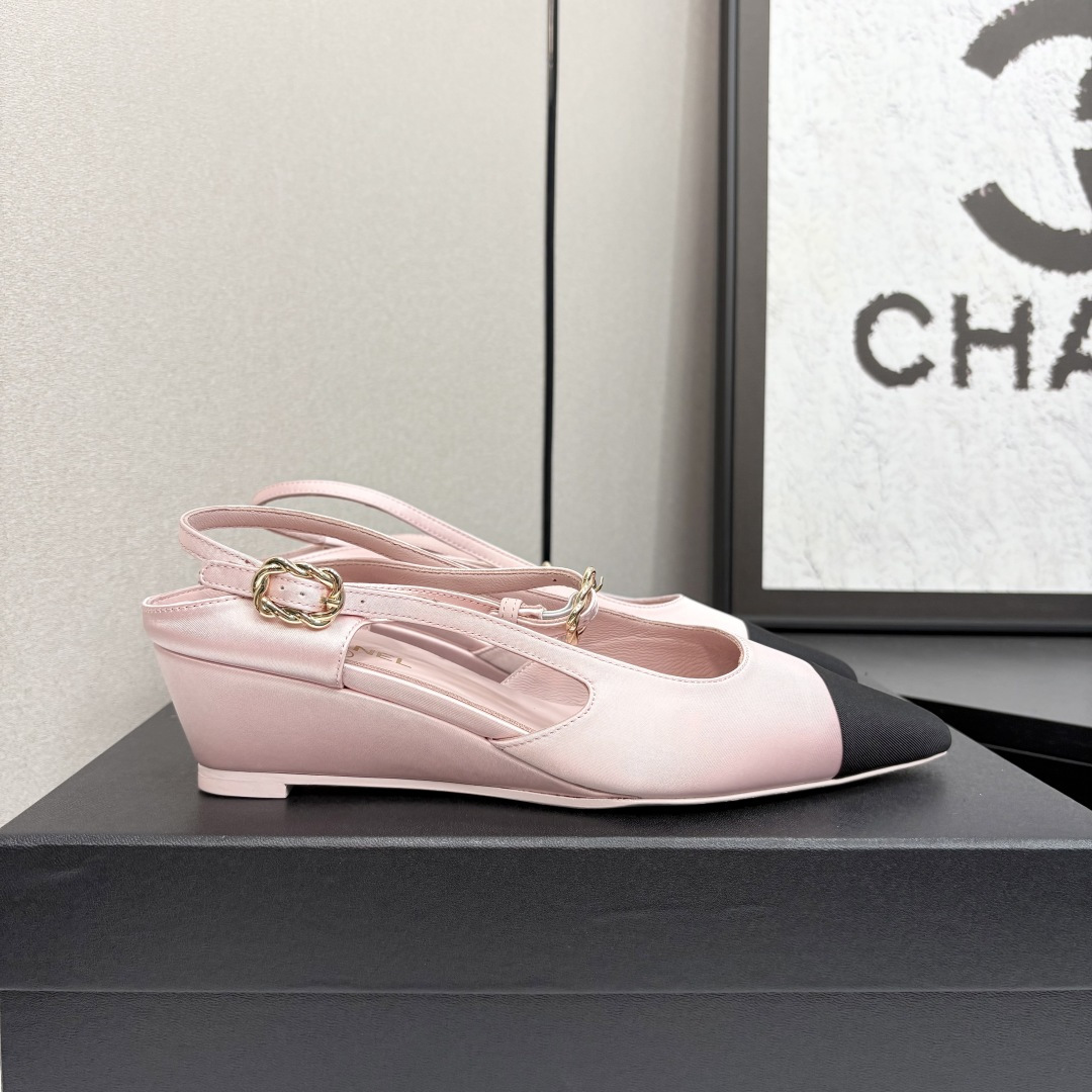 NO:262968,CHANE*｜Xiaoxiang 25P Spring and Summer New Product Series Double C Wedge Sandals This season's mesh lace is breathtakingly beautiful!  It is hazy and can't see clearly. Whether it is a clothes or a skirt, it is faintly sexy when worn on a woman. It is very dreamy and romantic, playful and cute, full of temperament, and it is fashionable and modern, revealing a hint of elegant charm!  This shoe satisfies all girls' fantasies about high heels. It has a girlish feel and can also be worn to look like a goddess!  The upper is made of custom imported silk, the inner tiptoe is lambskin, Italian imported cowhide sole zesi35-39 (customized by 40/41), sandals, chanel, sandals, high heels, skirts, cowhide, sheepskin19860909CHANE*｜小香25P春夏新品 系列双C坡跟凉鞋 这一季的网纱蕾丝美得让人窒息！ 朦胧看不清,不管是衣服还是裙子 穿在女人身上,若隐若现的小性感 很梦幻很浪漫,俏皮可爱,气质十足 又不失时尚现代感,透出丝丝优雅魅力！ 这款鞋满足了女生对高跟鞋的所有幻想 既有少女感,也可以穿出女神范！ 鞋面采用定制进口丝绸 内里踮脚均为小羊皮 意大利进口牛皮大底 zesi35-39（40/41定制）,凉鞋,chanel,sandals,high heels,skirts,cowhide,sheepskin,Women's Shoes